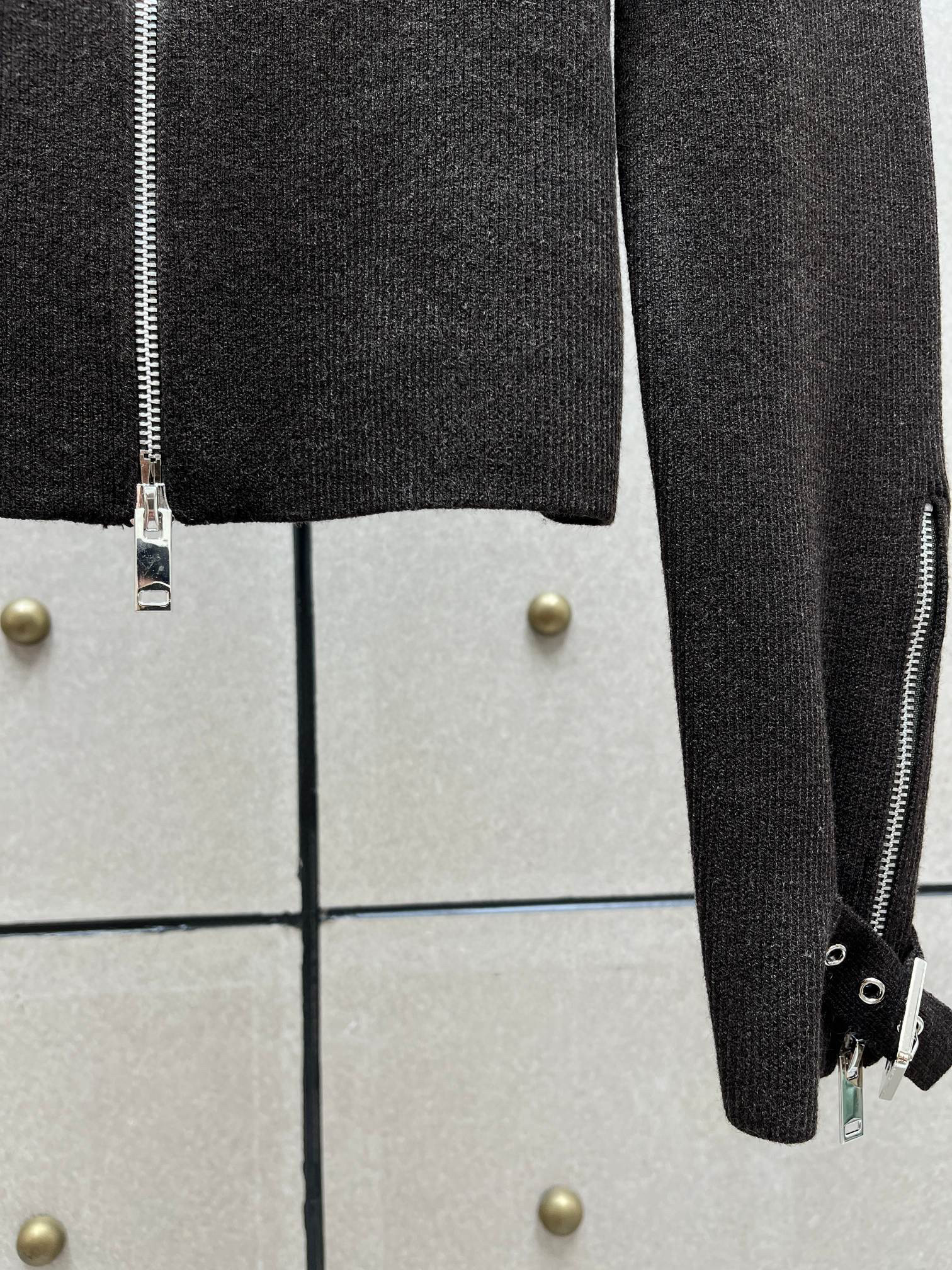 Кофта женская на молнии в стиле Magda Butrym из шерстяного трикотажа  чёрного цвета с металлической фурнитурой