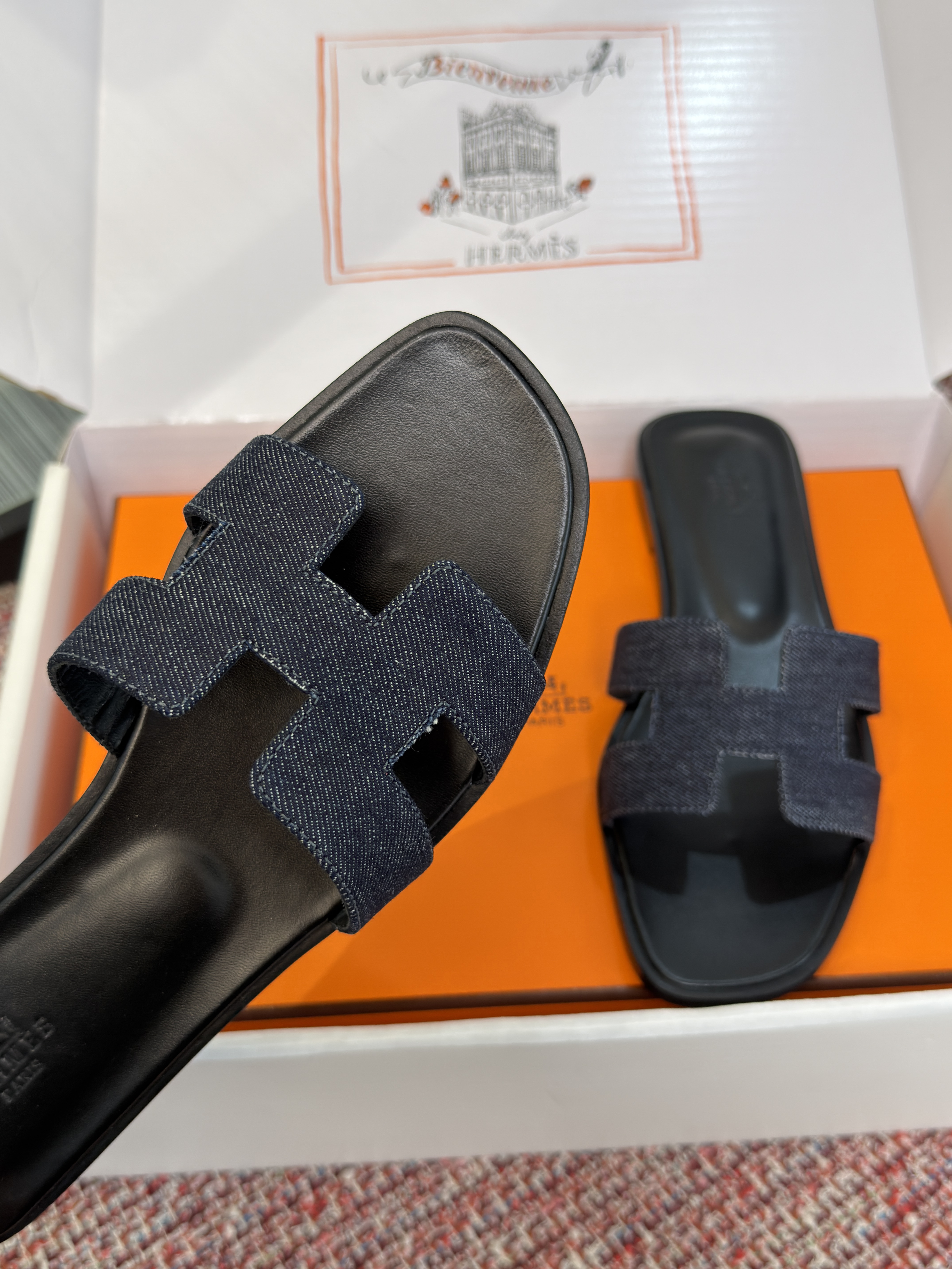 Шлёпанцы женские в стиле Hermès Oran тёмно-серого цвета