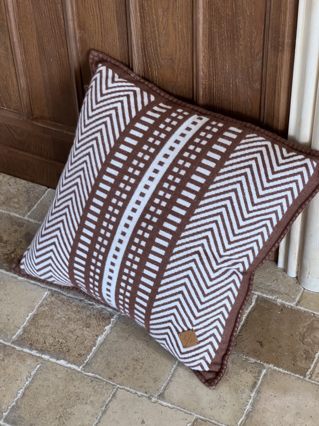 Подушка декоративная в стиле Loro Piana с геометрическим жаккардовым узором