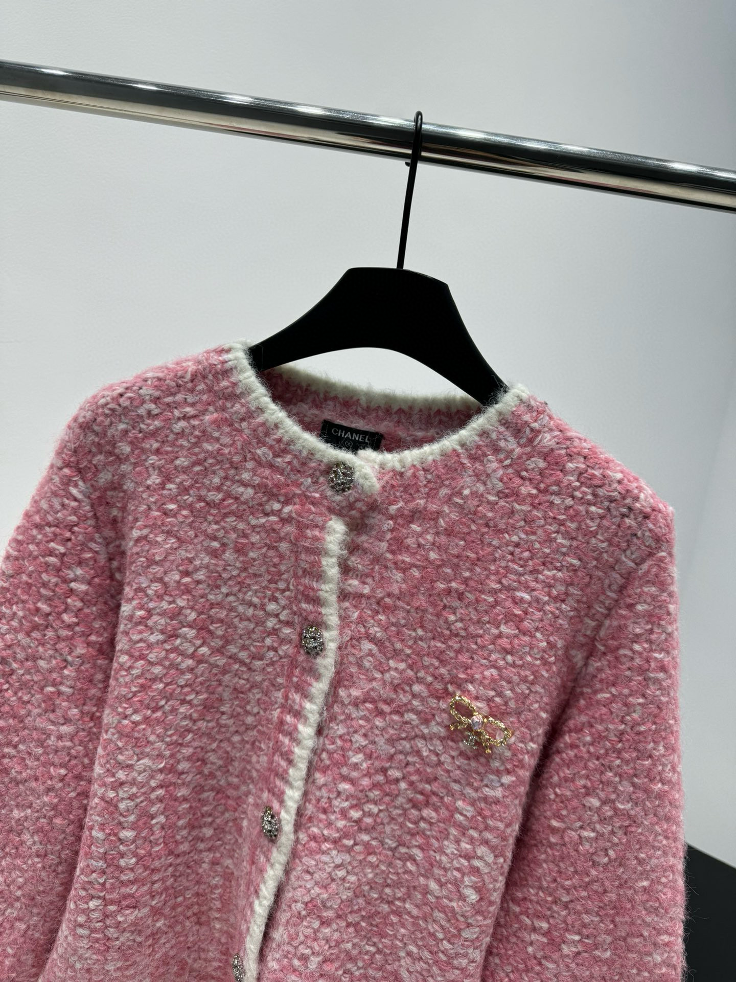 Комплект женский в стиле Chanel из твидовой смесовой пряжи розового цвета: жакет и шарф