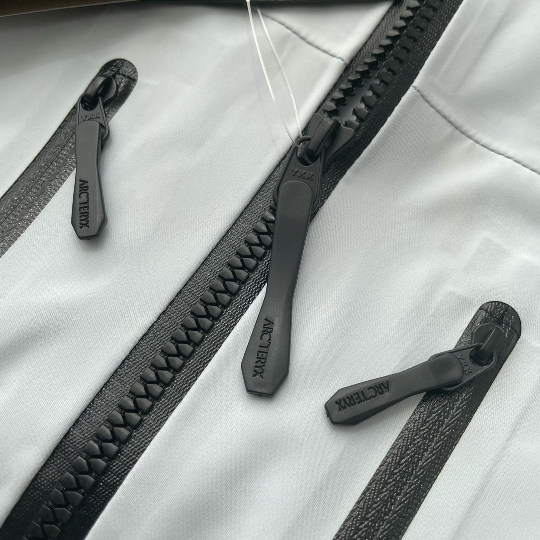 Куртка мужская Arc’teryx Alpha SV из мембранной ткани GORE-TEX Pro синего цвета с капюшоном