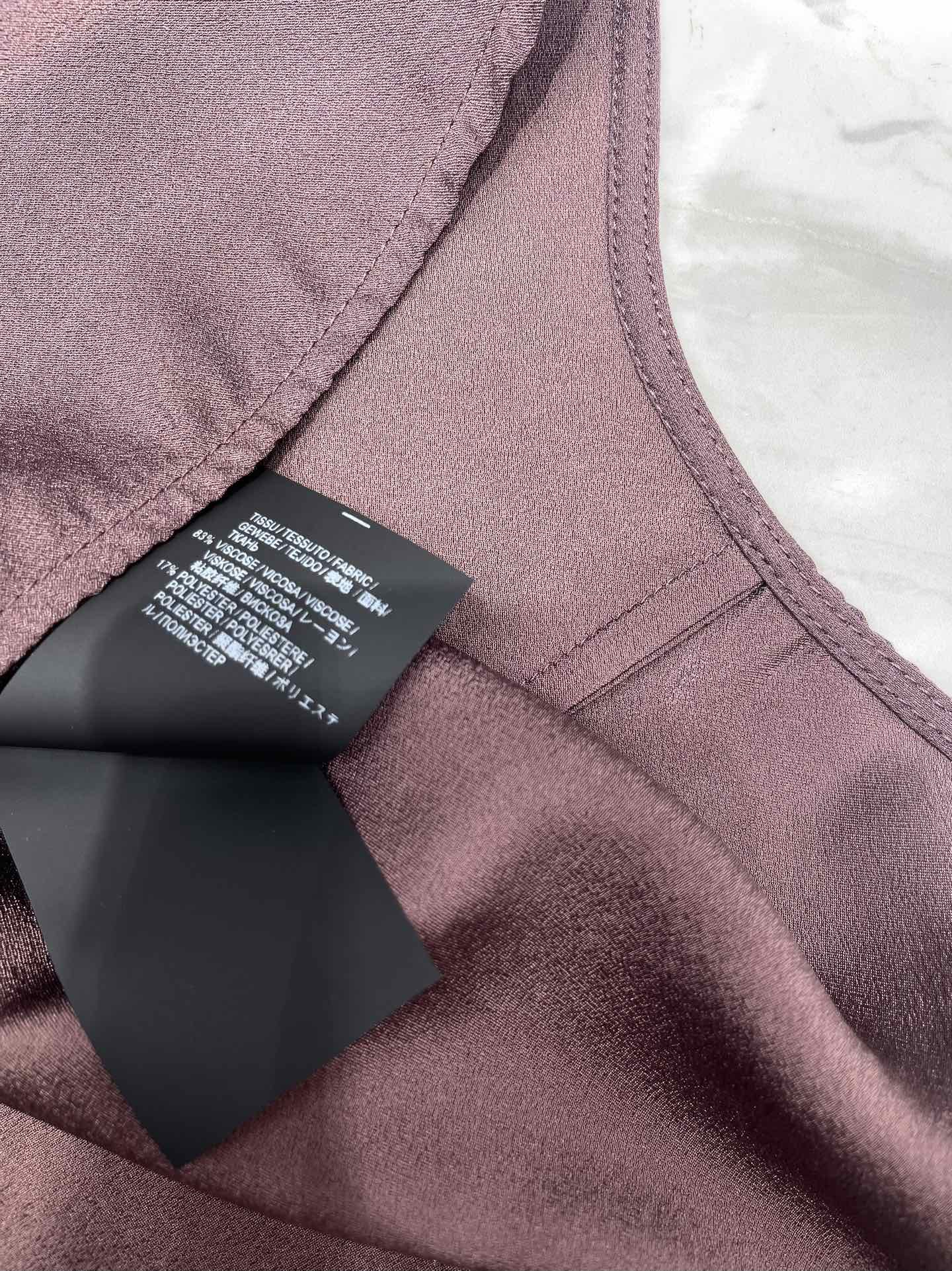 Блуза женская в стиле Balmain из гладкого текстиля сливового цвета с драпированным воротником