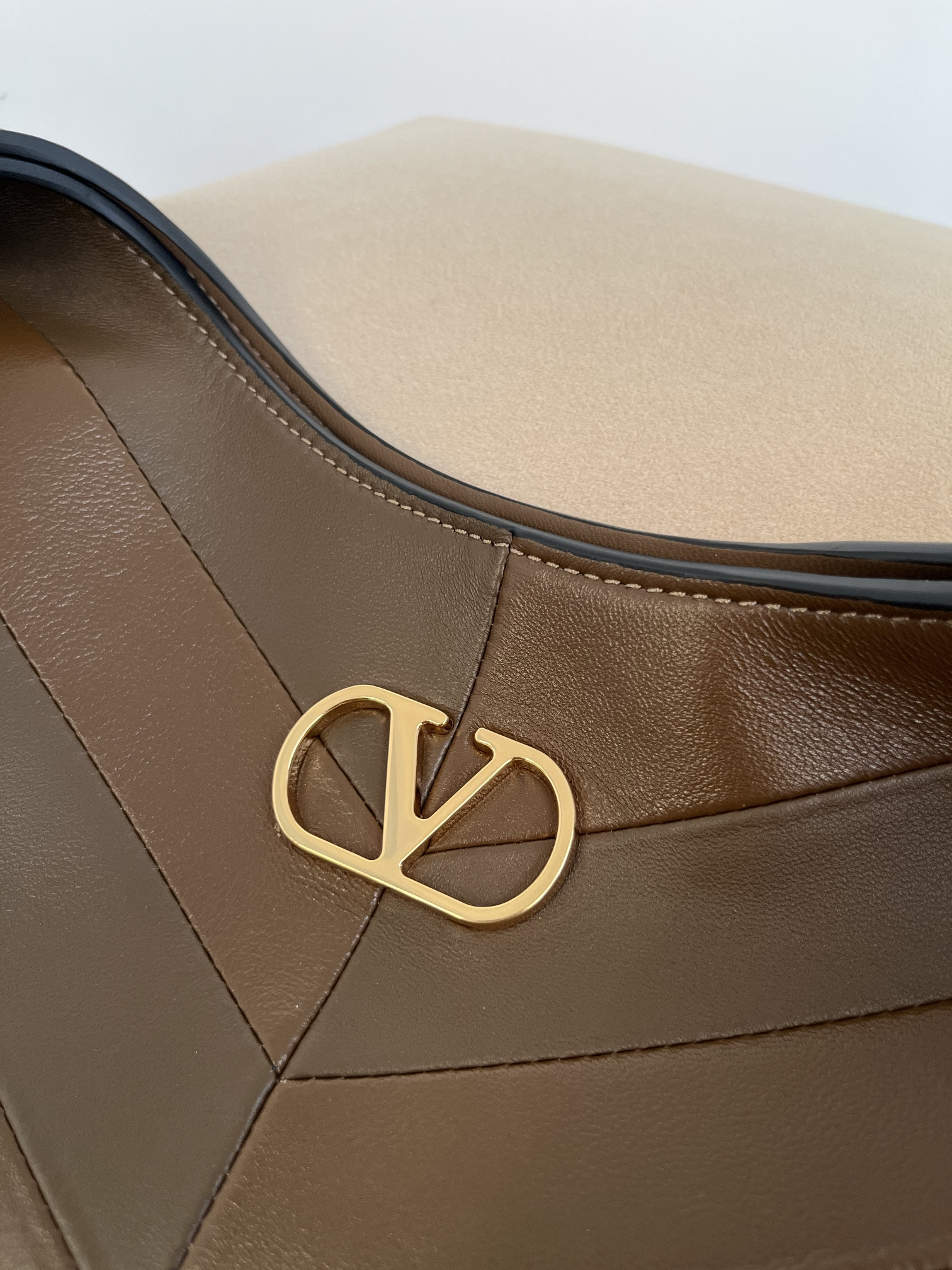 Сумка женская в стиле Valentino Garavani Hoboho Hobo коричневого цвета(35 cм)