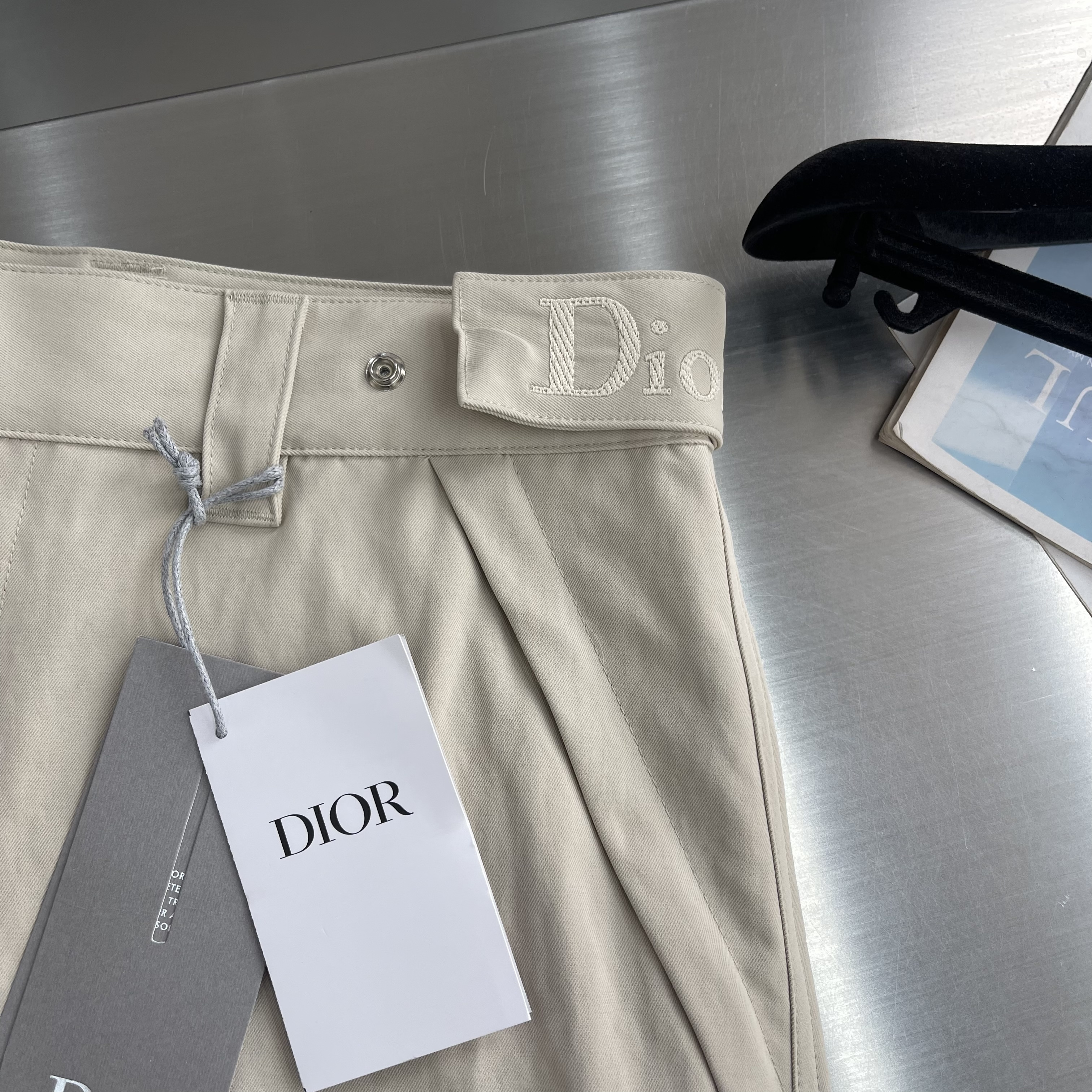 Шорты мужские в стиле Dior бежевого цвета карго с накладными карманами