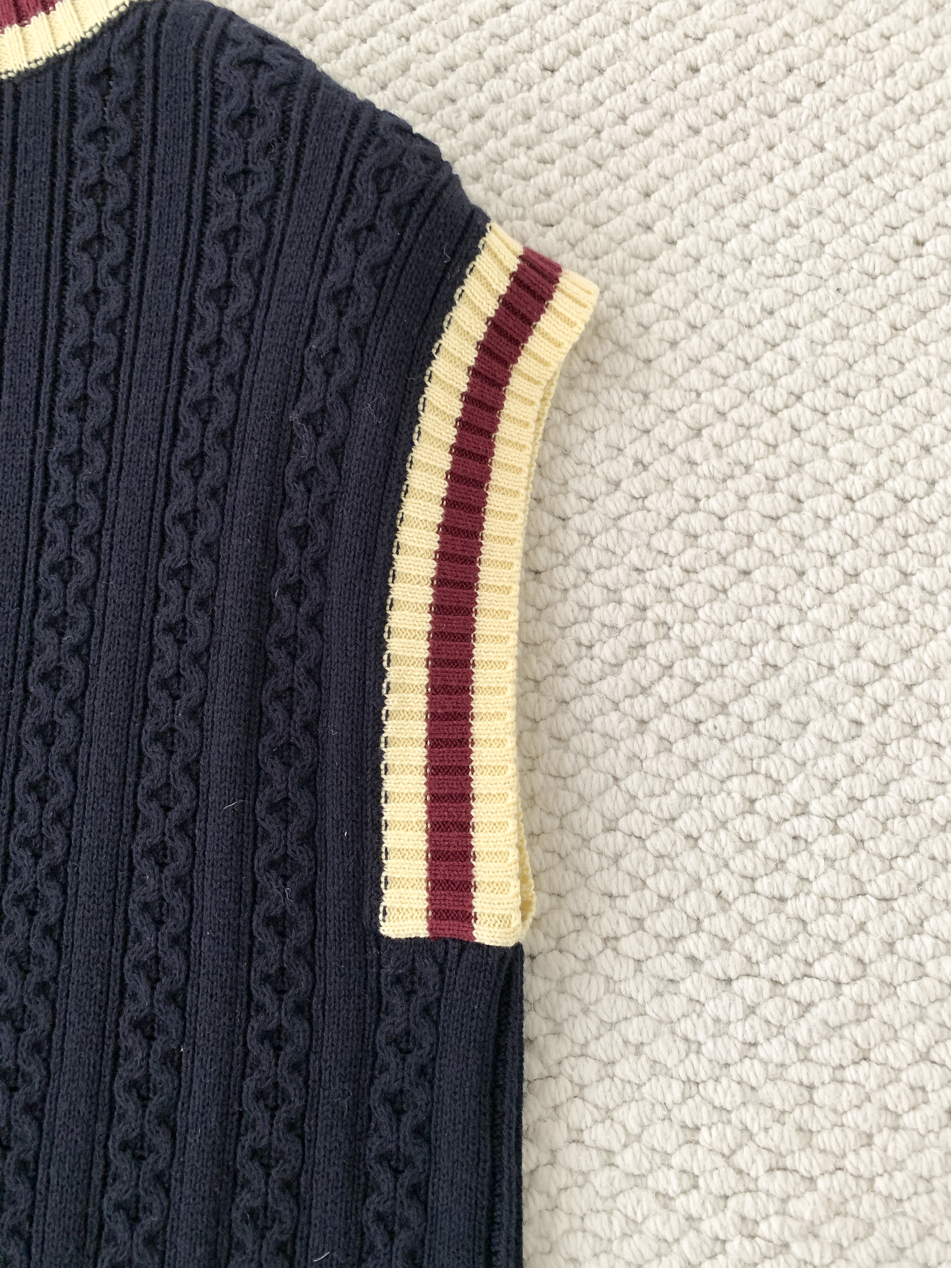 Жилет женский в стиле Chanel тёмно-синего цвета с контрастной отделкой