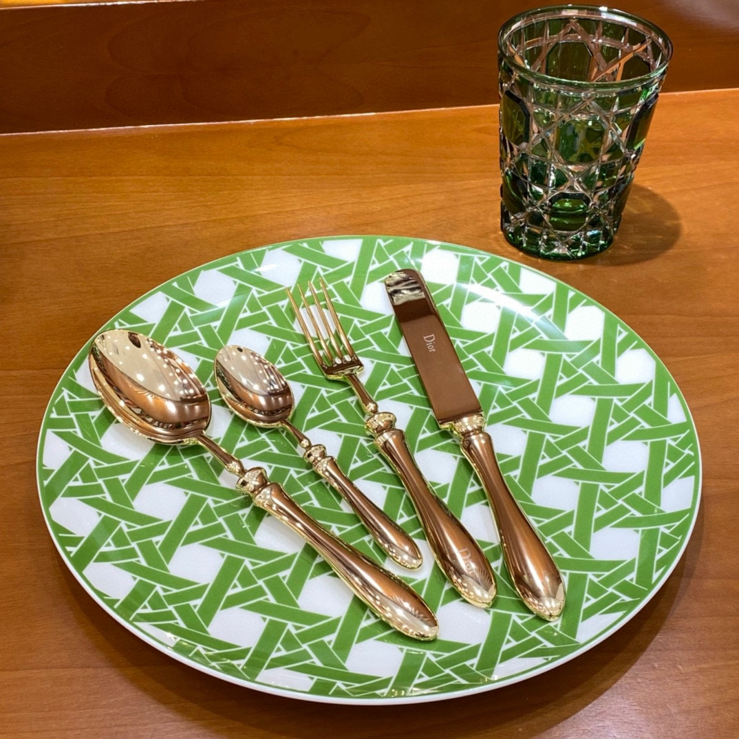 Набор столовых приборов в стиле Dior золотого цвета