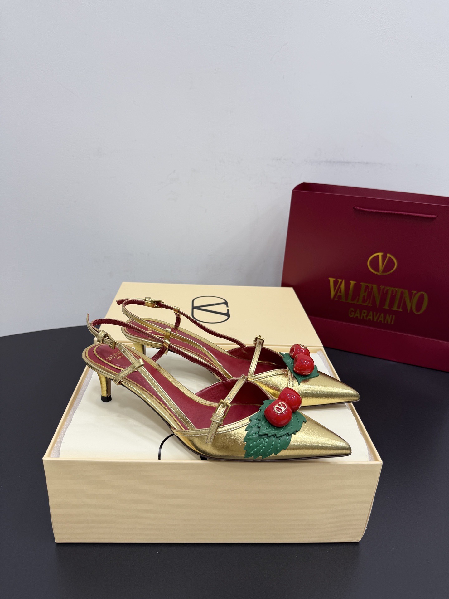 Туфли женские в стиле Valentino VLogo из натуральной кожи золотого цвета с декором