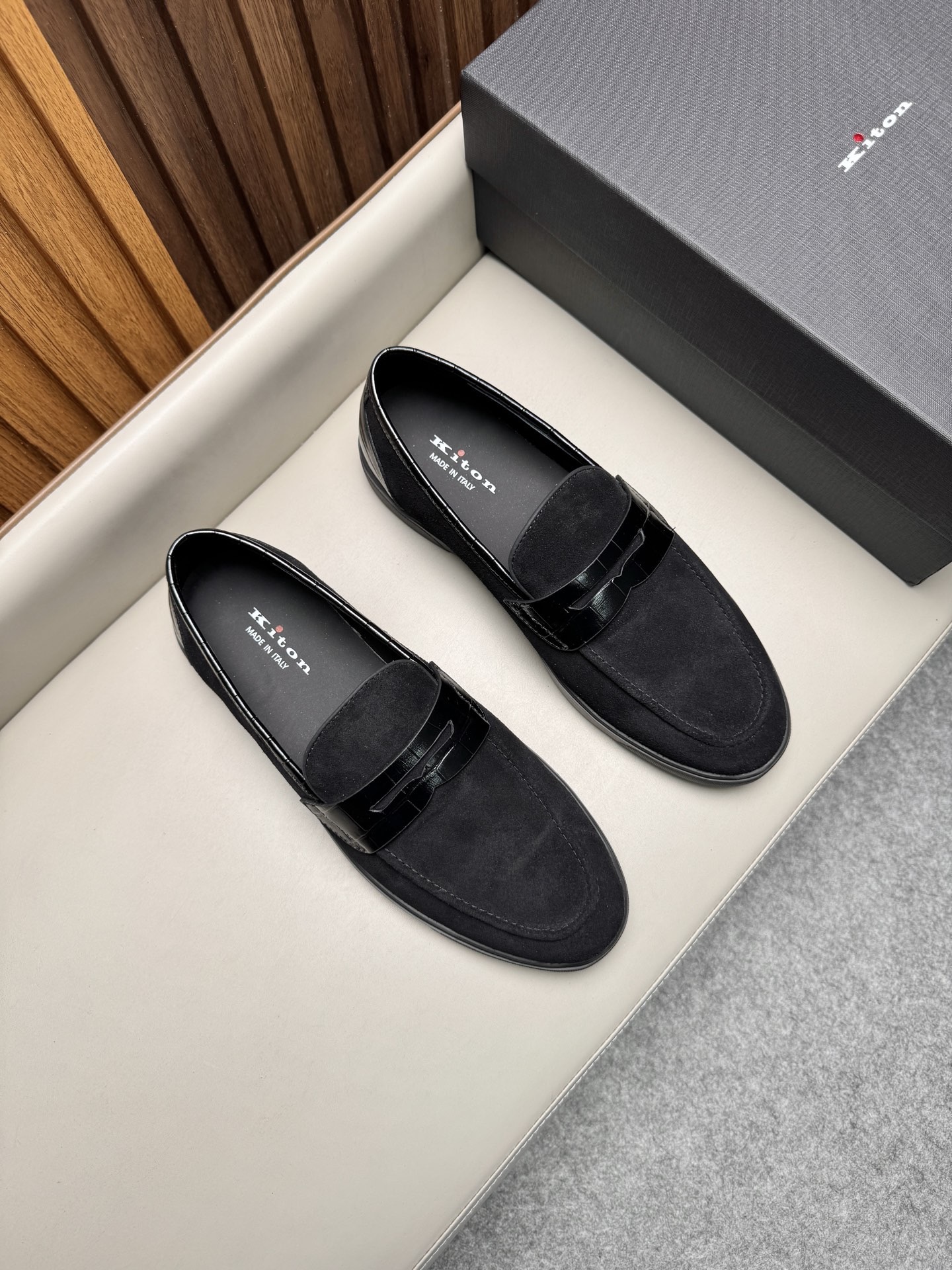 Лоферы мужские в стиле Kiton черного цвета