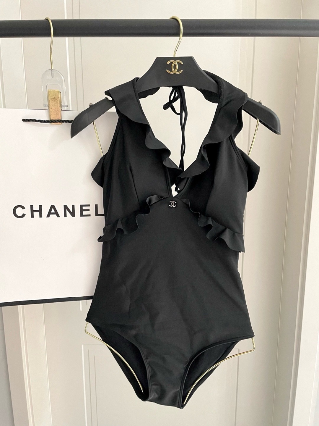 Купальник слитный женский в стиле Chanel чёрного цвета с оборками и завязками