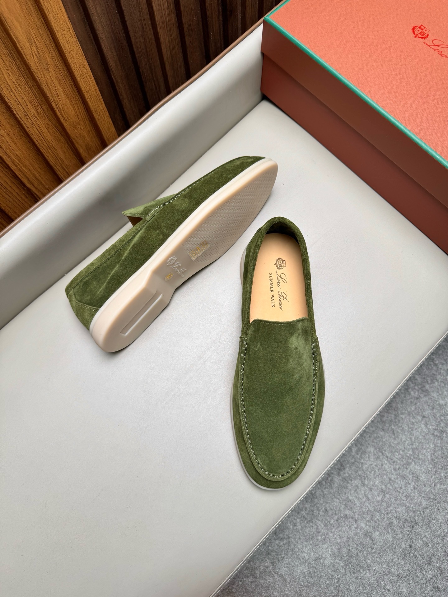 Лоферы унисекс в стиле Loro Piana из натуральной замши зелёного цвета