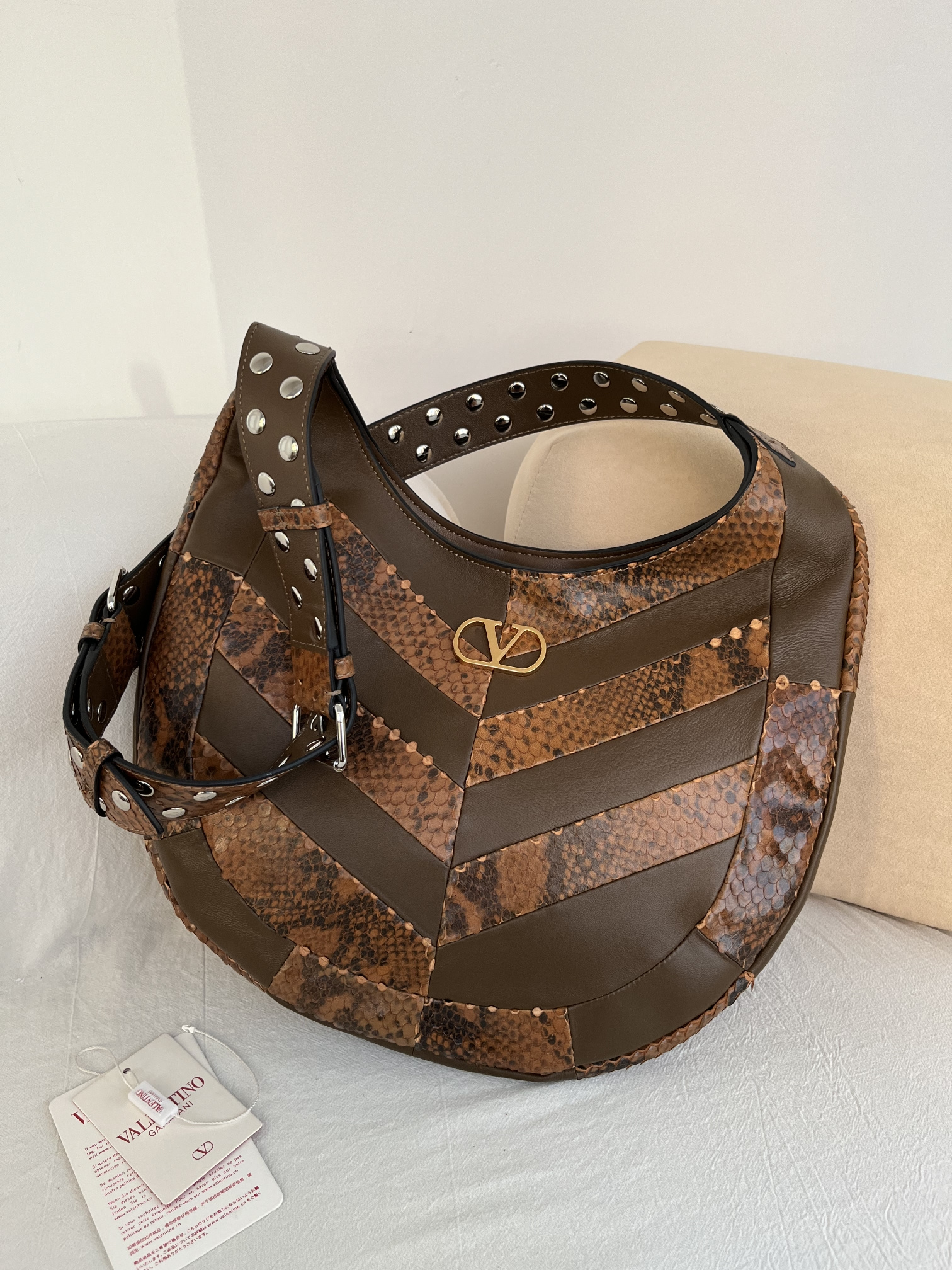 Сумка женская в стиле Valentino Garavani Hoboho Hobo коричневого цвета с фактурной отделкой(35 cм)