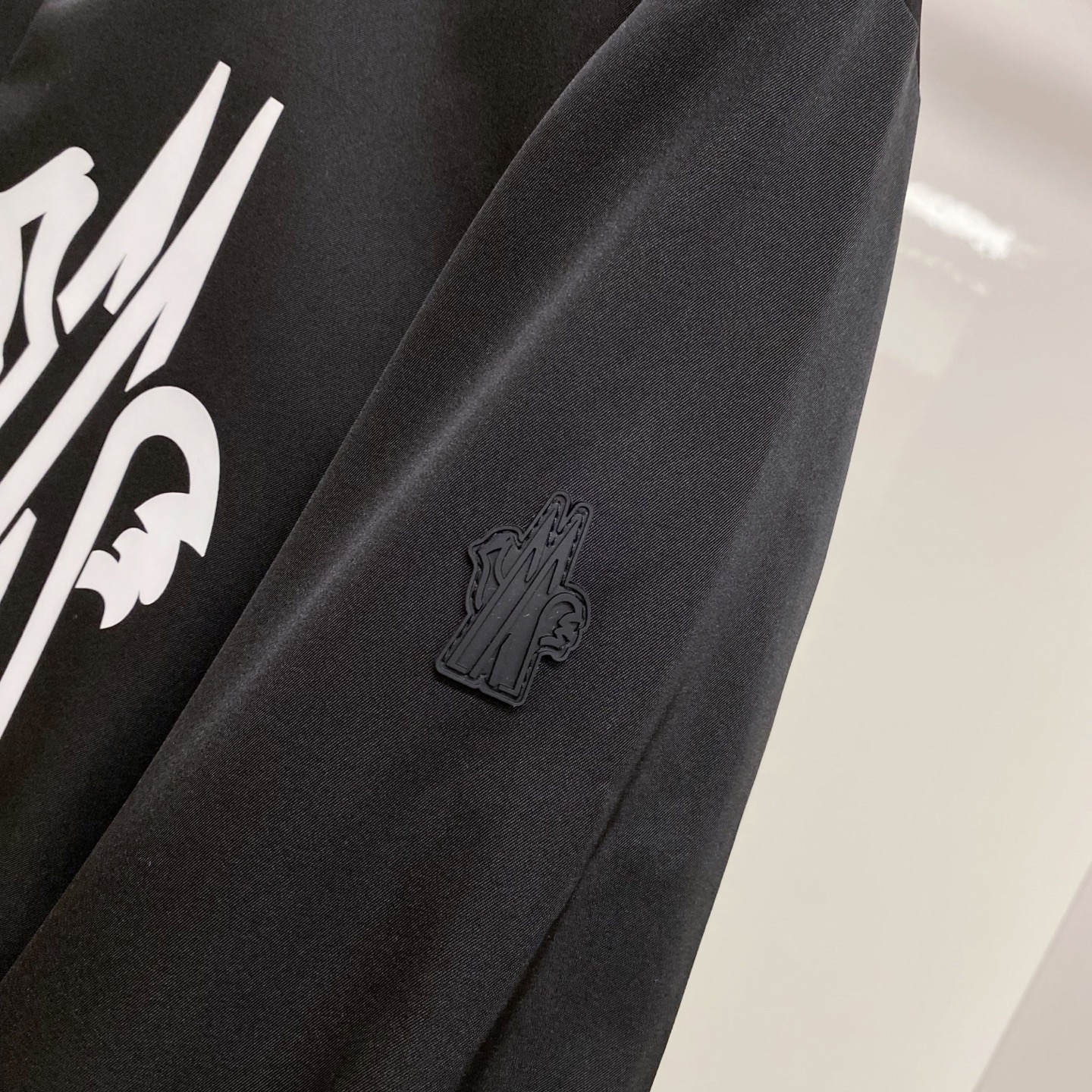Куртка пуховая мужская Moncler Grenoble чёрного цвета с натуральным гусиным пухом и снегозащитной юбкой