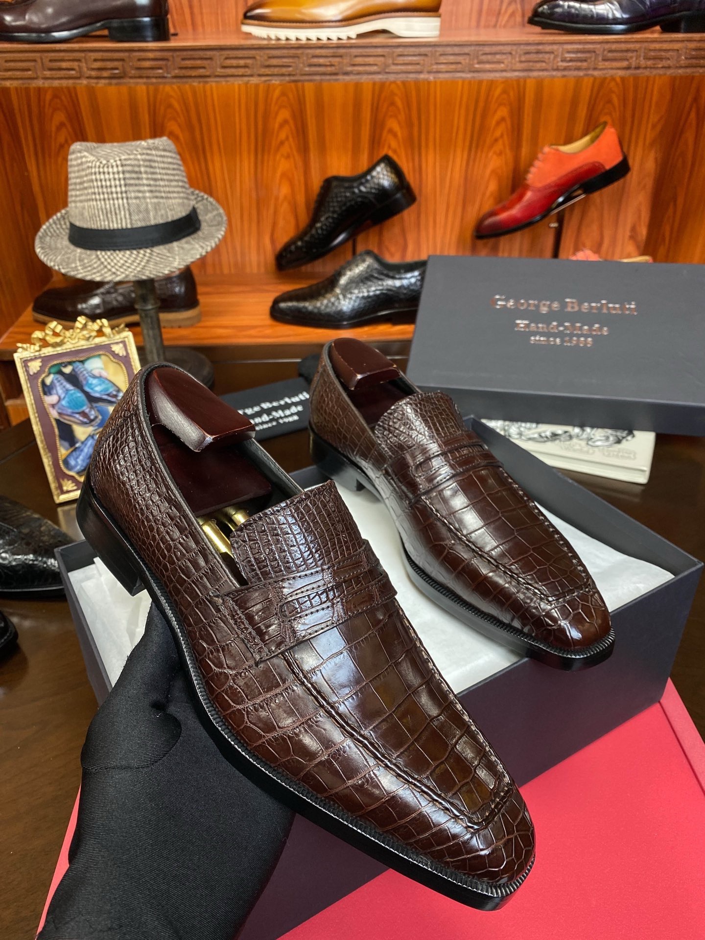 Лоферы мужские в стиле Berluti из цельной кожи крокодила коричневого цвета