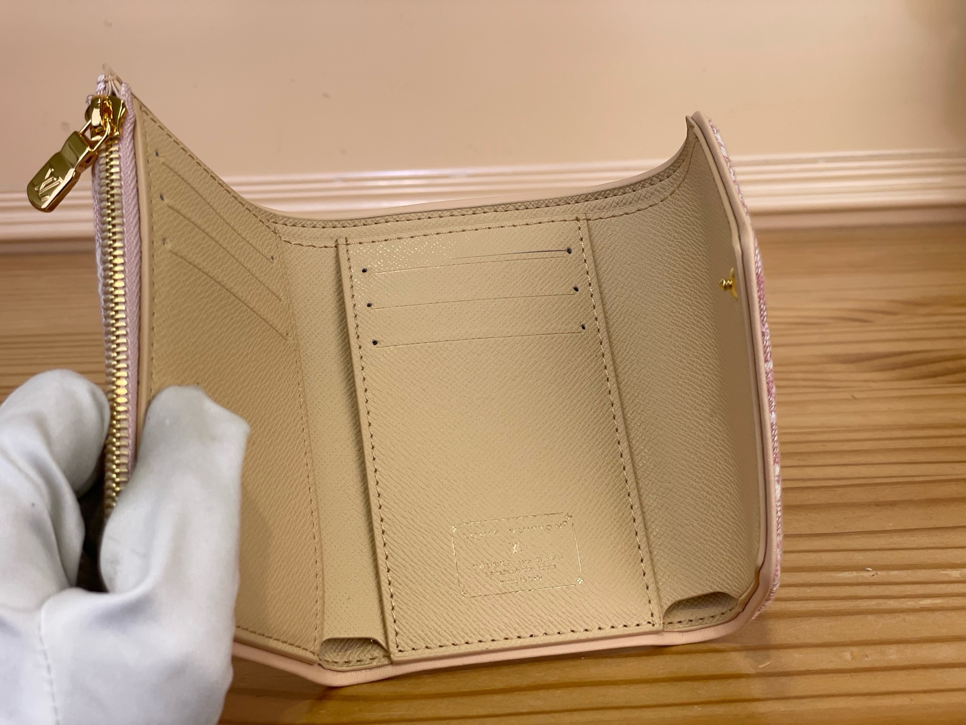 Кошелёк женский Louis Vuitton Victorine розового цвета