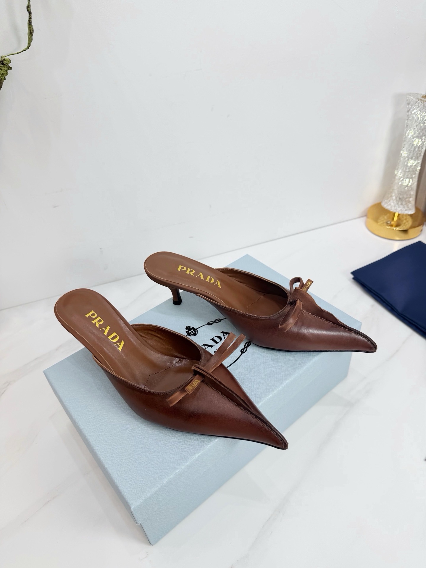 Мюли женские в стиле Prada из натуральной кожи коричневого цвета