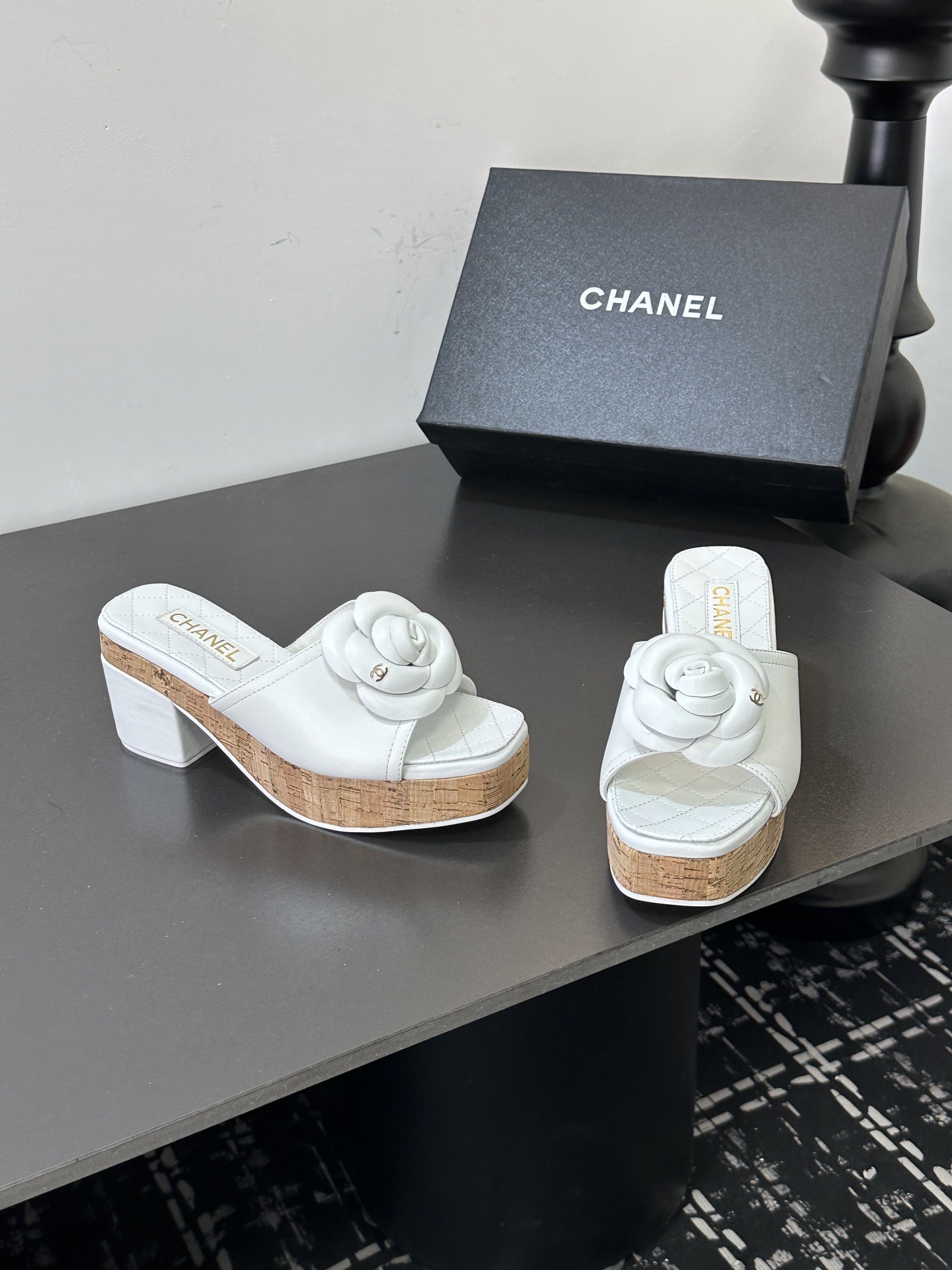Мюли женские в стиле Chanel с цветком камелии белого цвета