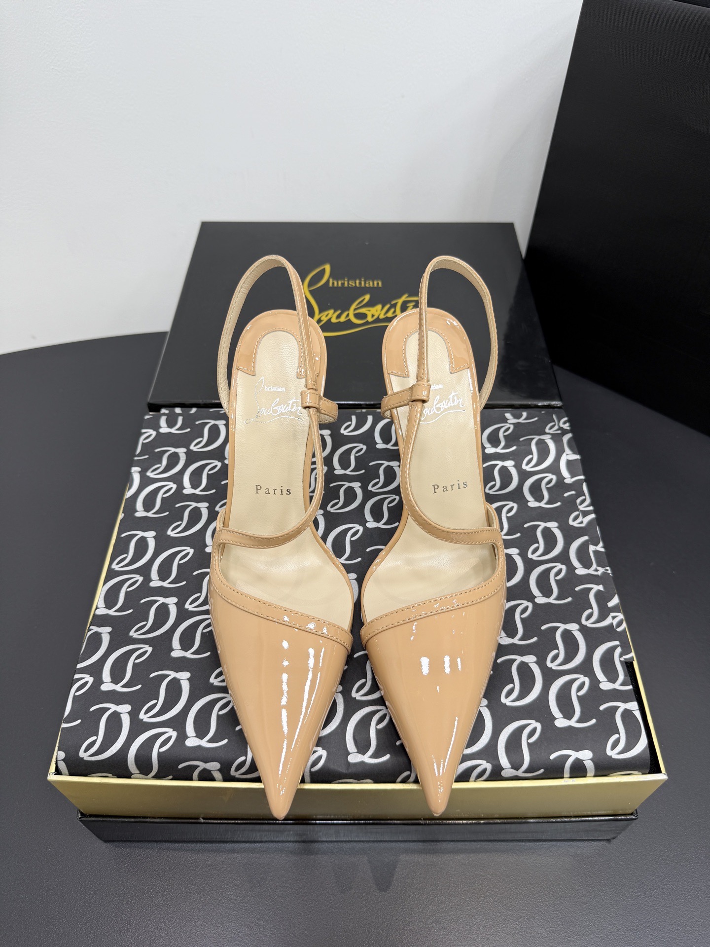 Туфли женские Christian Louboutin Rosa Z бежевого цвета