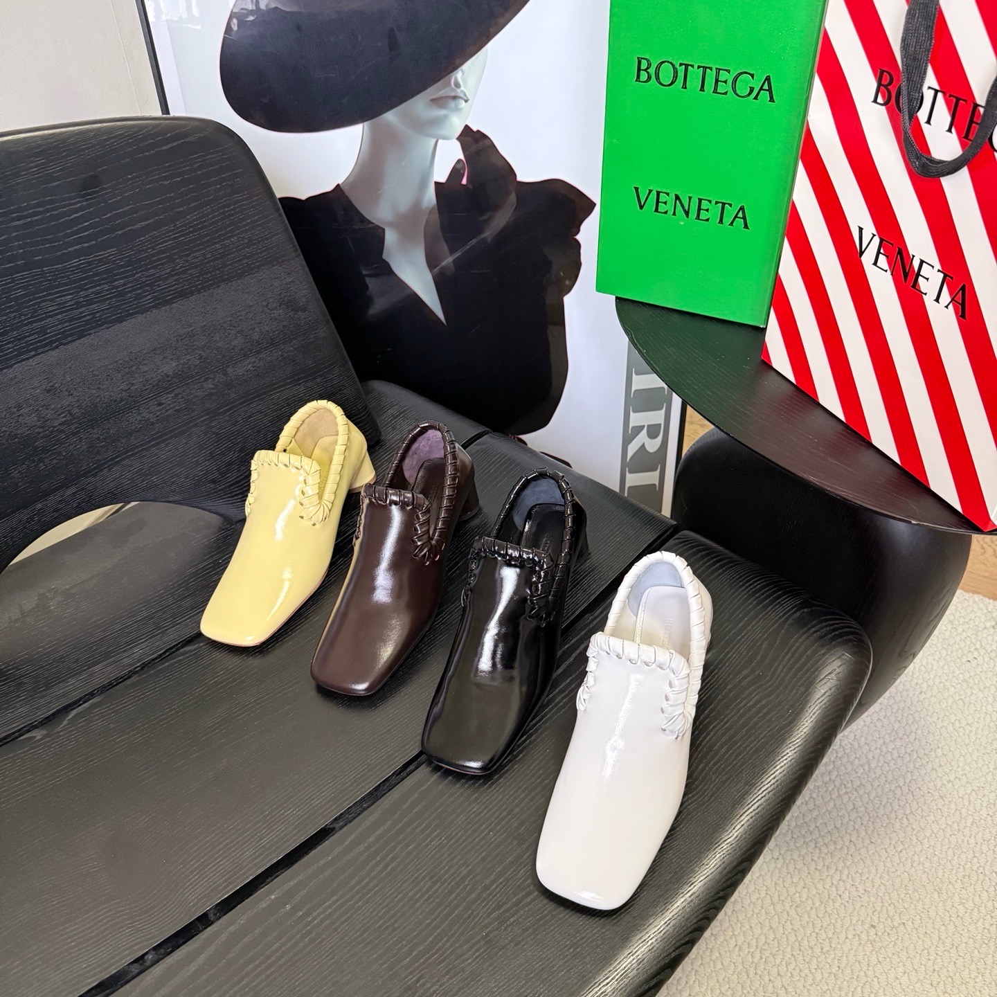 Лоферы женские в стиле Bottega Veneta Sabato белого цвета