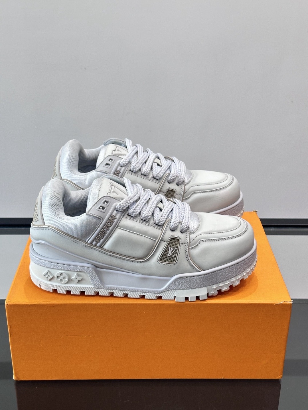 Кроссовки женские в стиле Louis Vuitton Trainer белого цвета