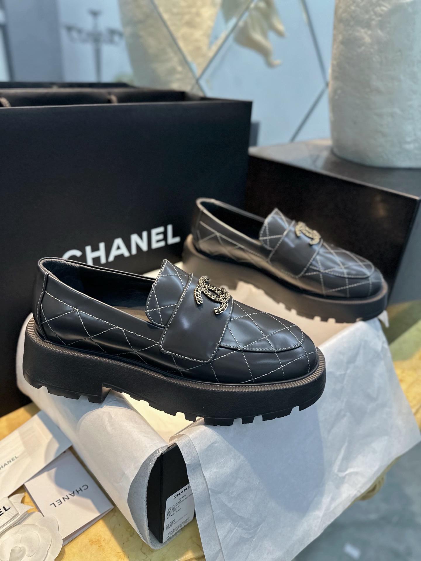 Лоферы женские в стиле Chanel 24B из натуральной кожи серого цвета