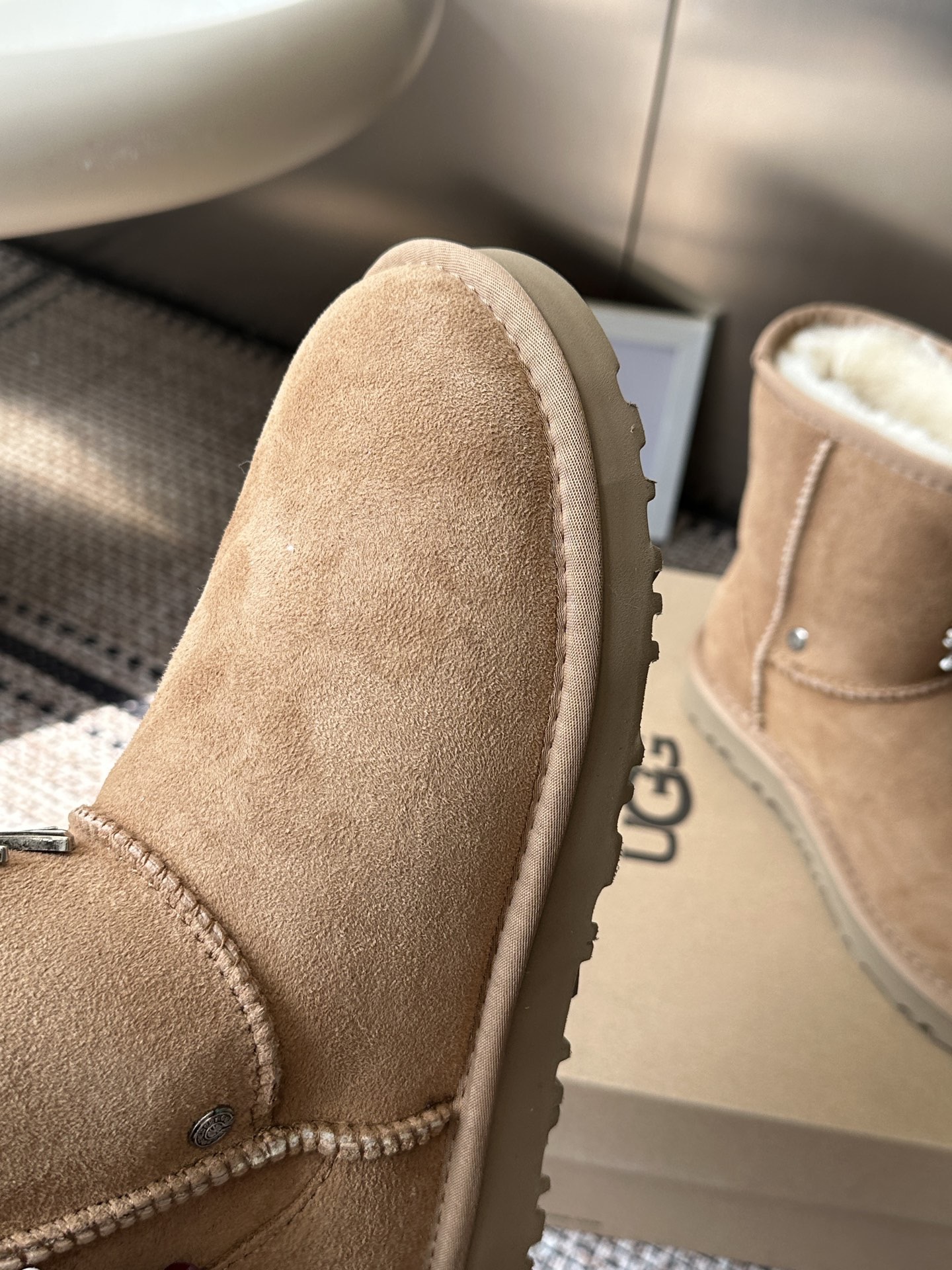 Угги женские UGG x Chrome Hearts Classic Short II светло-коричневого цвета