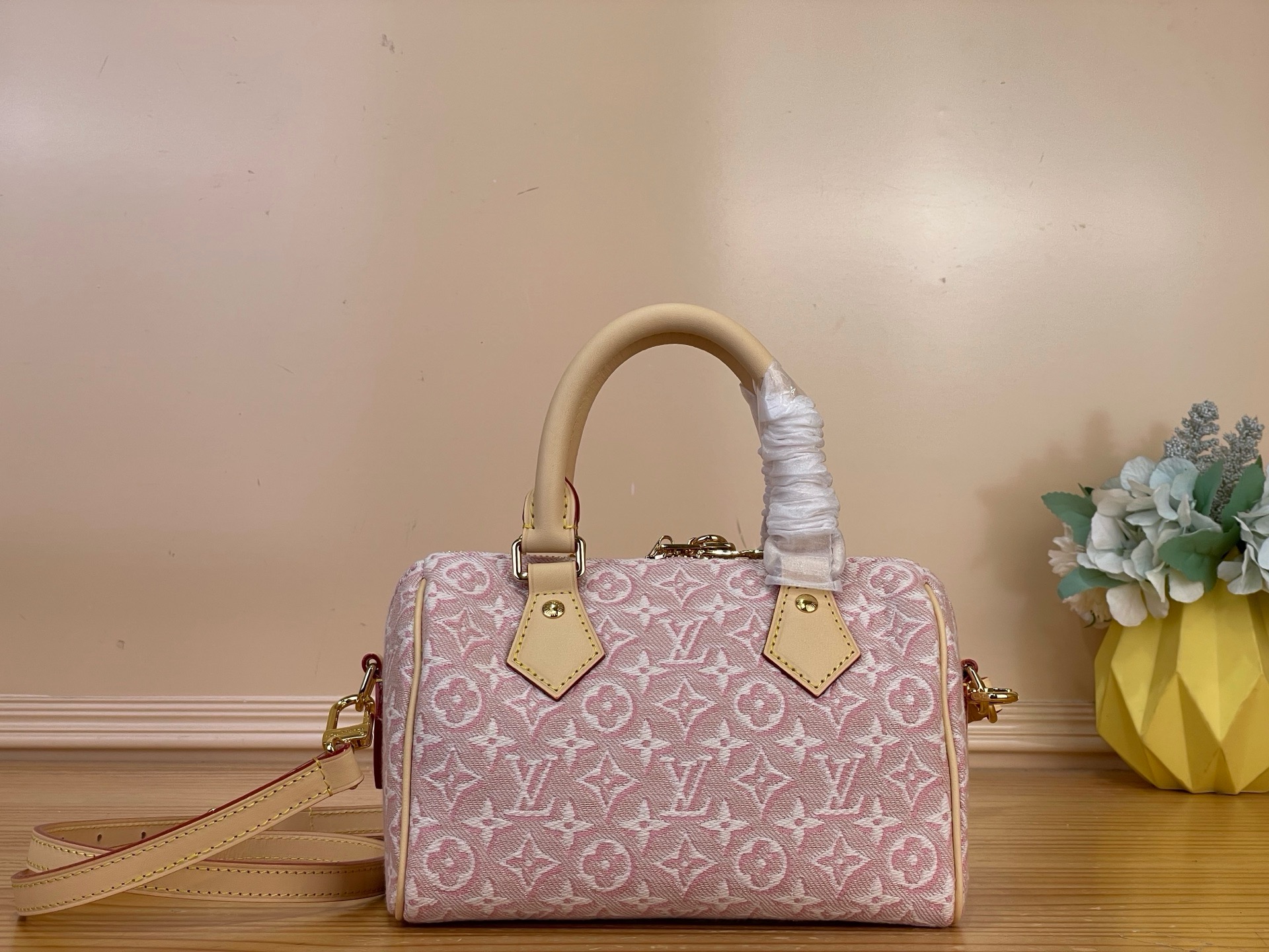 Сумка женская Louis Vuitton Speedy Bandoulière 20 розового цвета
