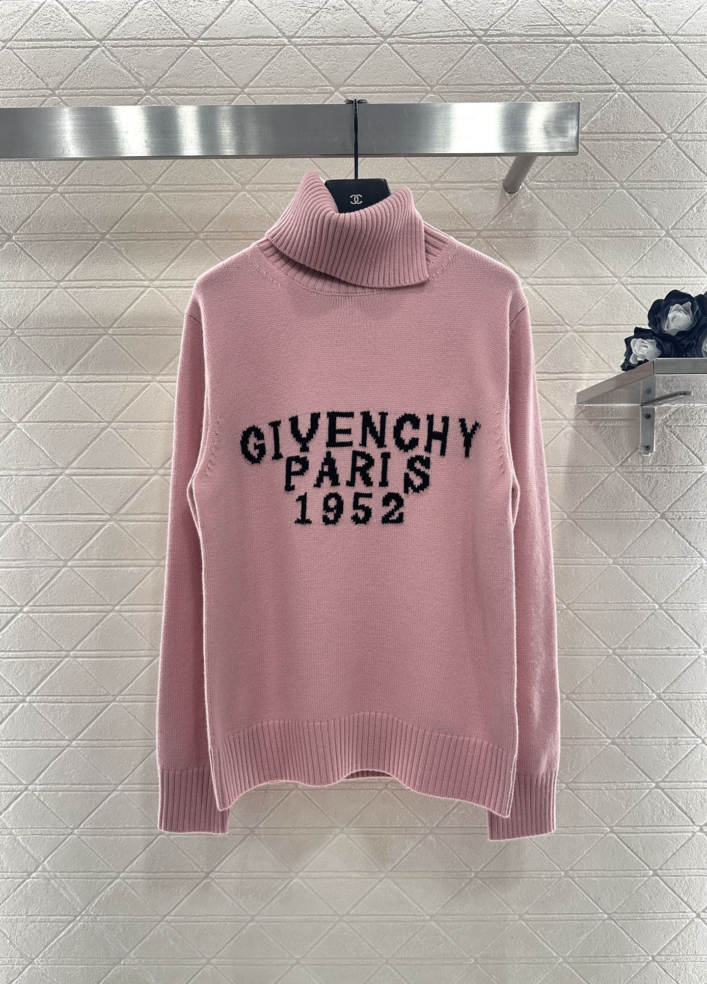 Свитер женский Givenchy Paris 1952 розового цвета с высоким воротом