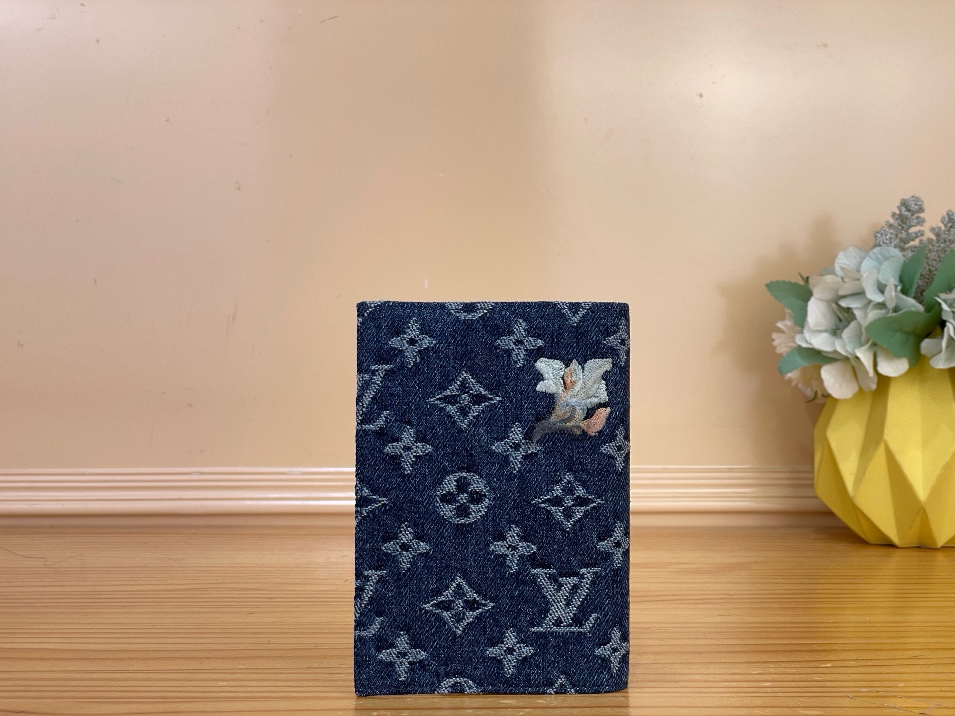 Обложка для паспорта женская Louis Vuitton синего цвета