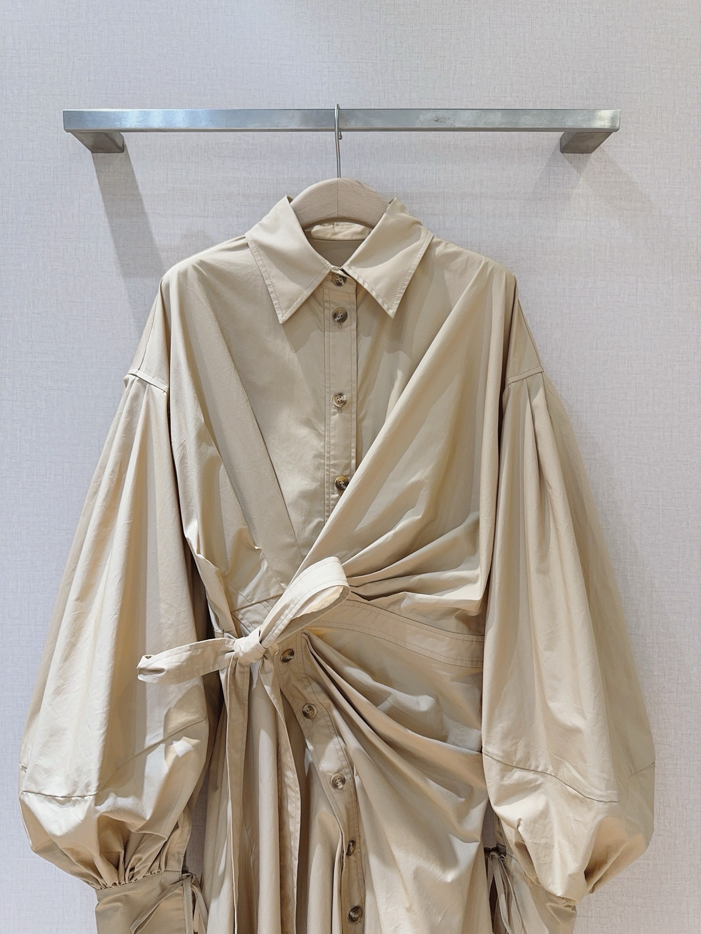 Платье женское в стиле Zimmermann из хлопка бежевого цвета с поясом и драпировкой