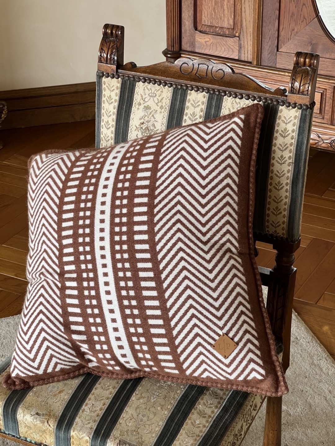 Подушка декоративная в стиле Loro Piana с геометрическим жаккардовым узором