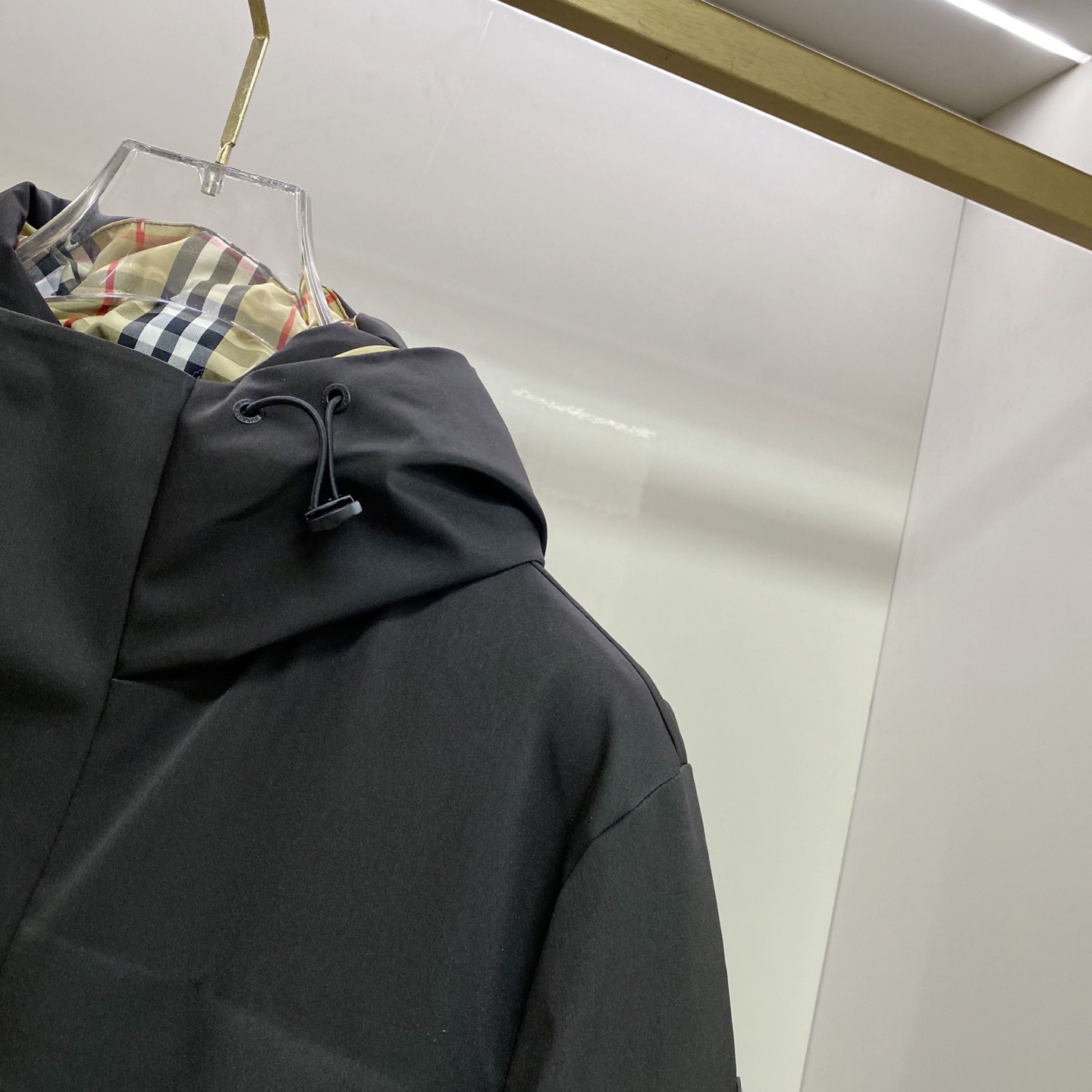 Куртка пуховая мужская Burberry чёрного цвета с натуральным пухом и снегозащитной юбкой