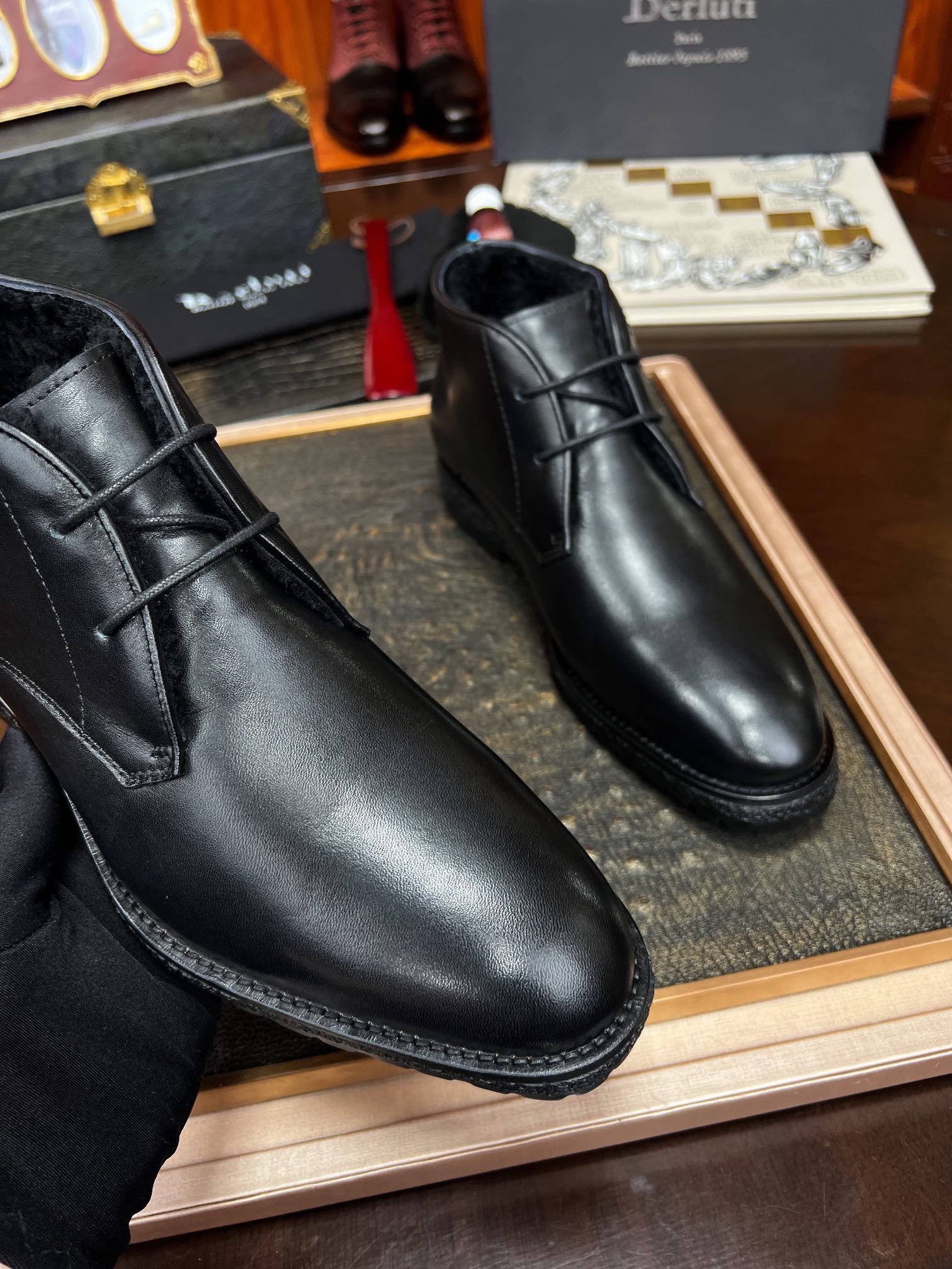 Ботинки мужские в стиле Berluti из натуральной кожи черного цвета