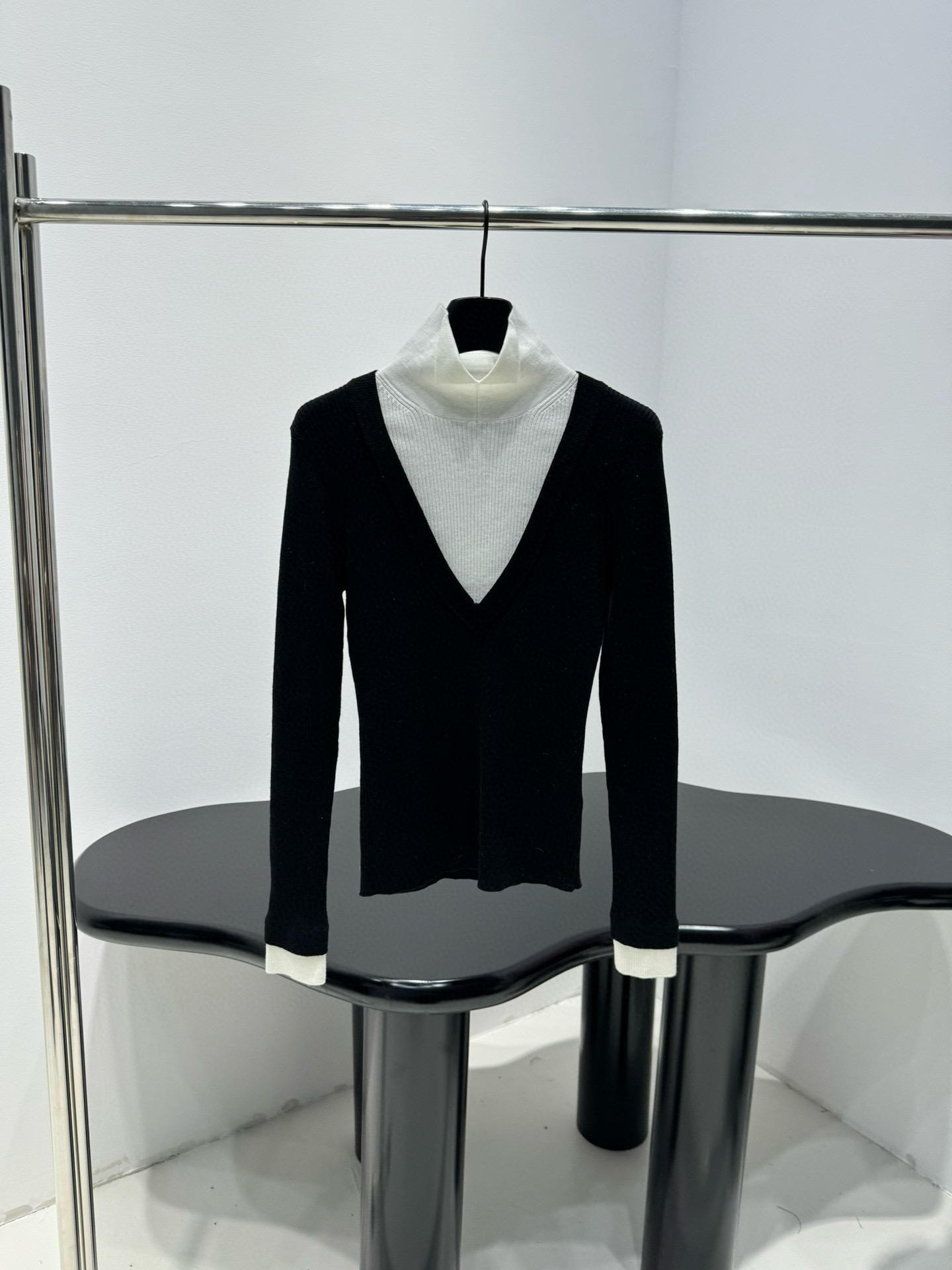 Свитер женский в стиле Chanel Coco Neige из шерстяного трикотажа чёрного цвета с контрастной вставкой