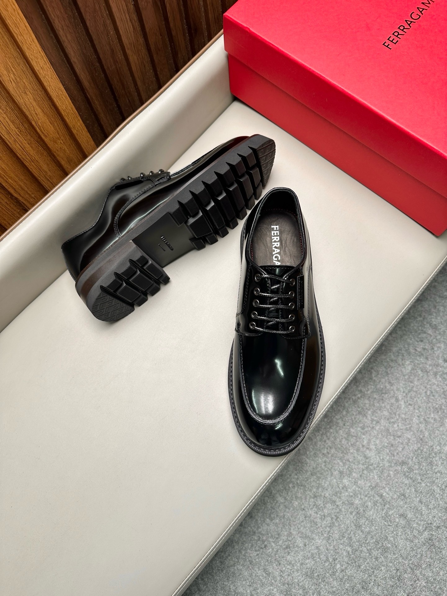 Дерби мужские Ferragamo Italo чёрного цвета на массивной подошве