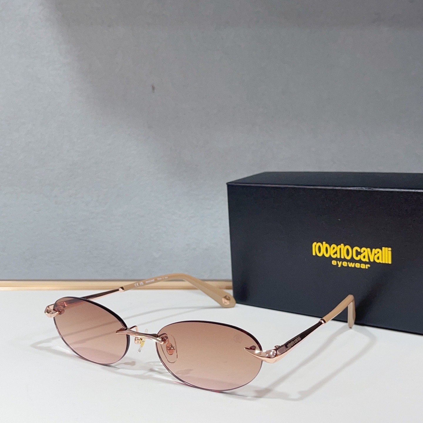 Очки солнцезащитные женские в стиле Roberto Cavali SRC 152M