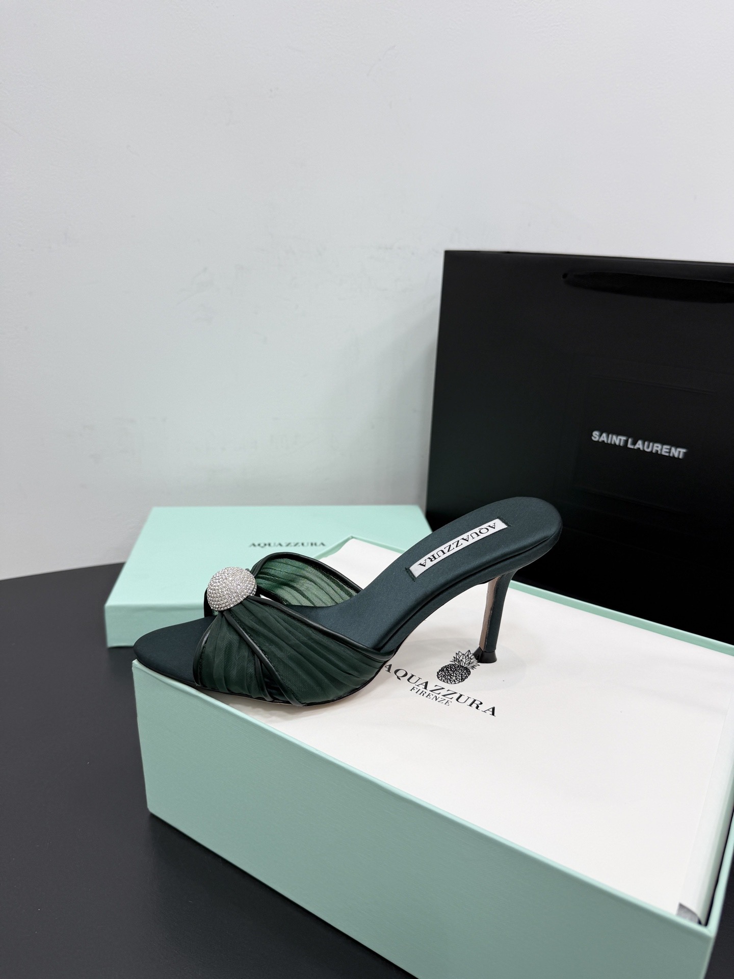 Мюли женские Aquazzura из натурального шёлка тёмно-зелёного цвета
