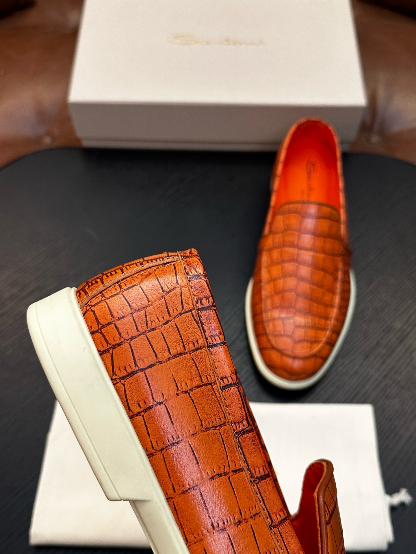 Лоферы мужские в стиле Santoni с фактурным тиснением оранжевого цвета