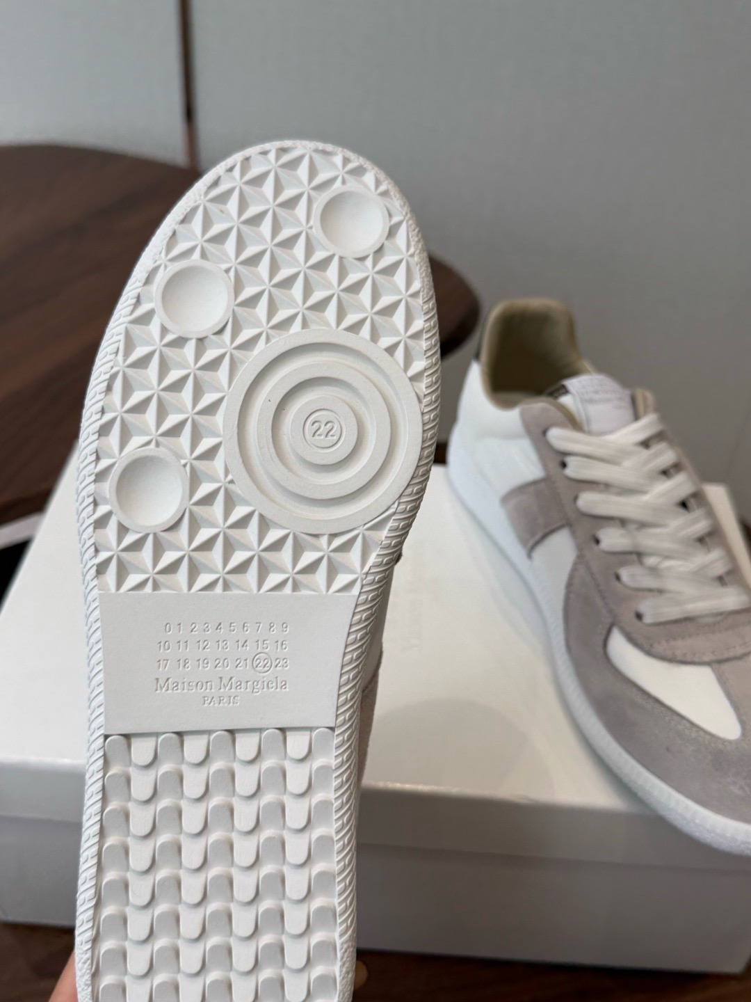 Кроссовки Maison Margiela Replica бело-бежевого цвета
