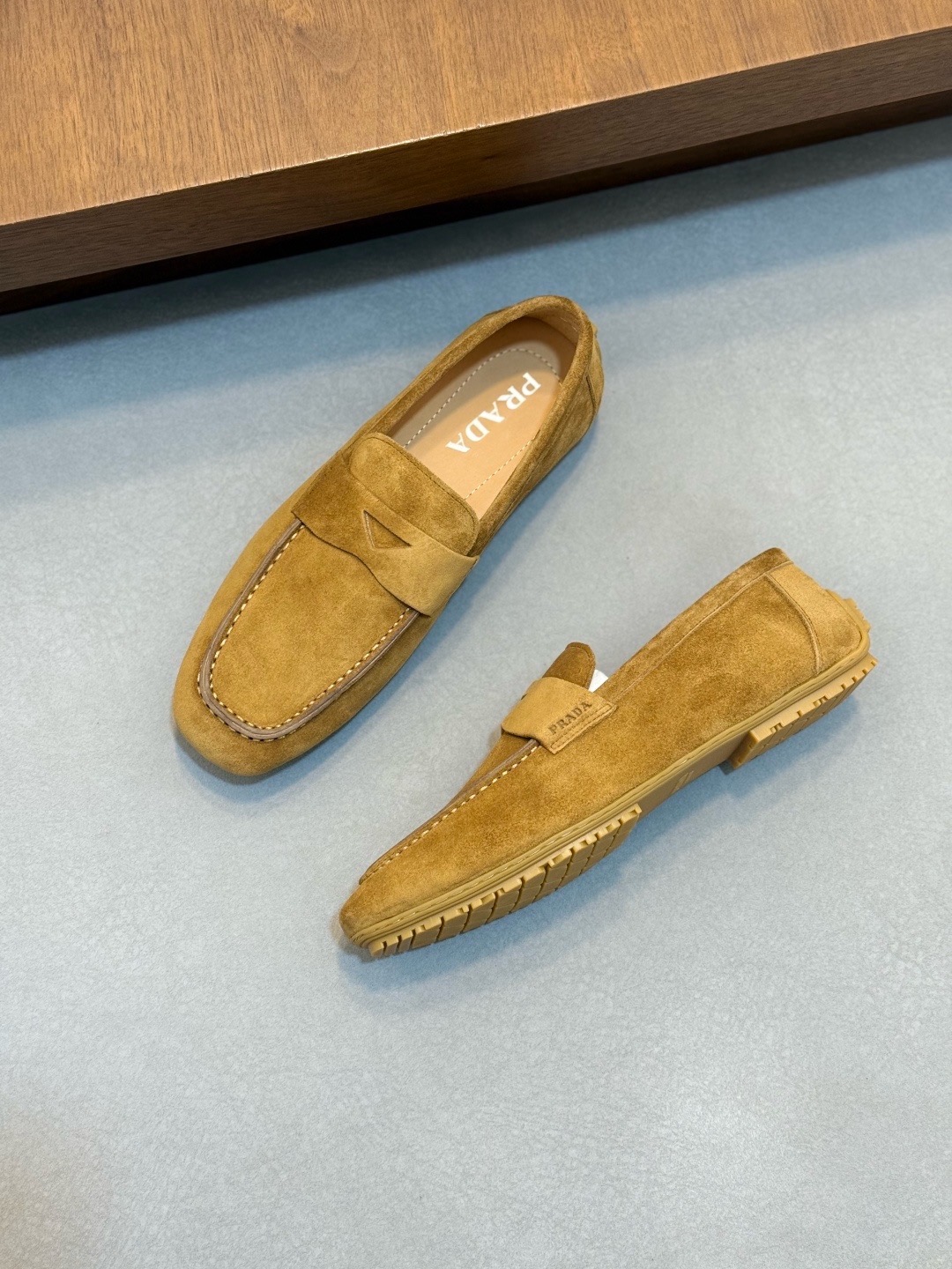 Мокасины мужские Prada горчичного цвета
