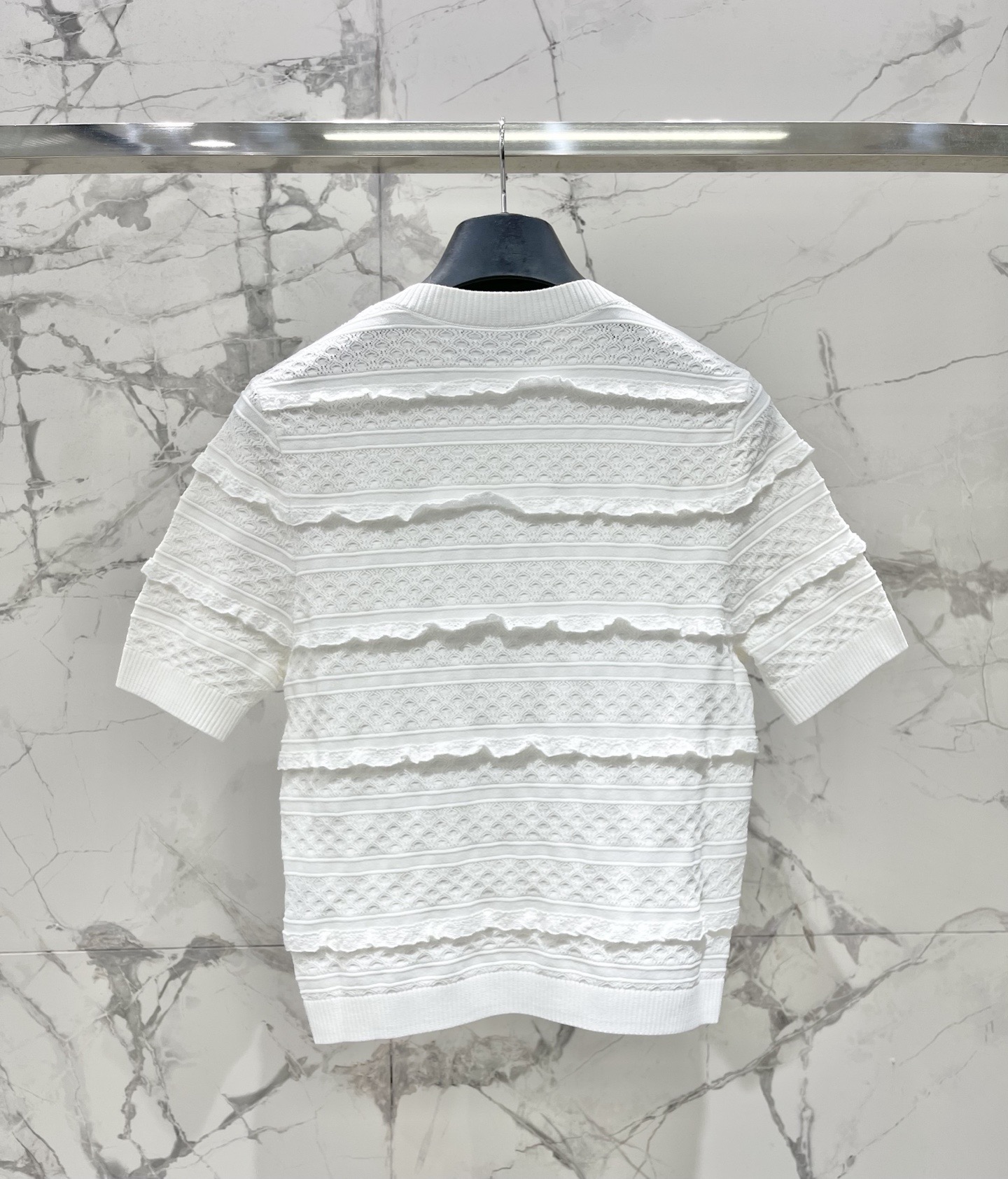 Костюм женский в стиле Self-Portrait вязаный белого цвета: топ и юбка с декором