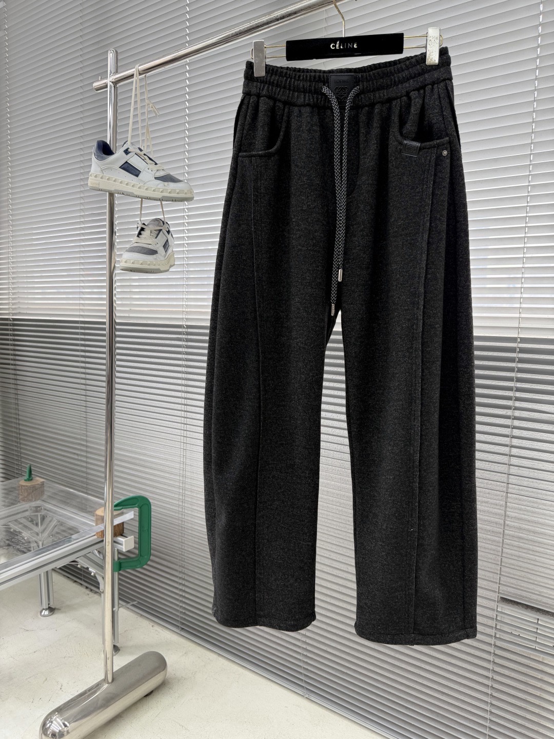 Брюки мужские в стиле LOEWE из шерстяной ткани чёрного цвета 