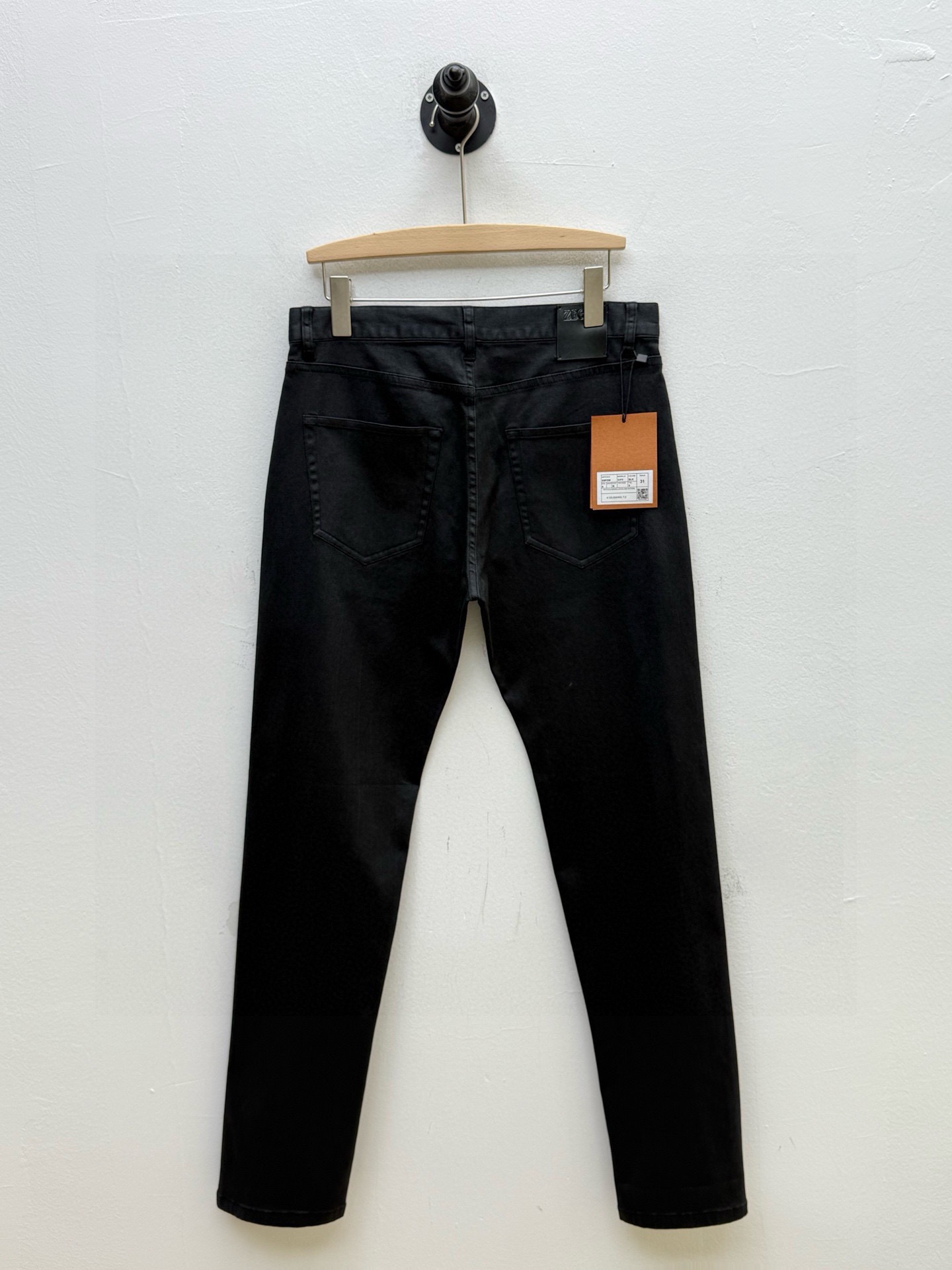 Джинсы мужские в стиле Zegna  чёрного цвета с кожаным патчем