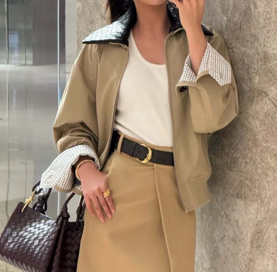 Куртка женская в стиле Bottega Veneta бежевого цвета со съёмным кожаным воротником