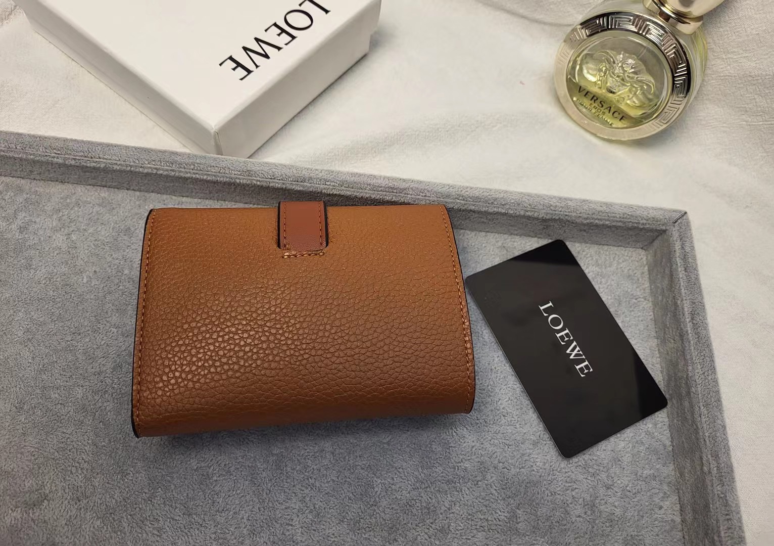 Кошелёк женский в стиле Loewe Anagram L1102 карамельно-коричневого цвета с контрастной подкладкой