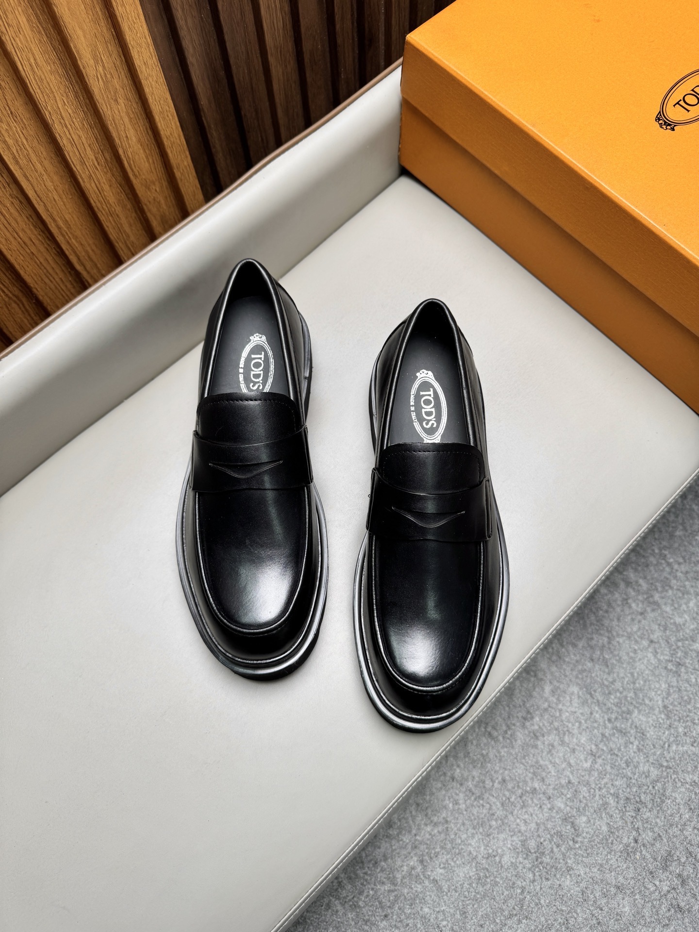 Лоферы мужские в стиле Tod’s черного цвета на массивной подошве