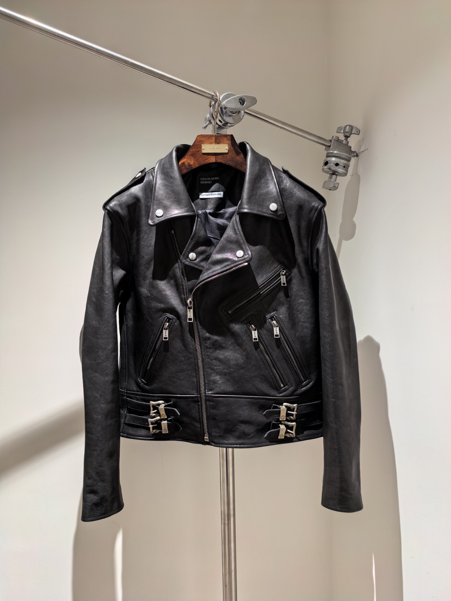 Куртка мужская в стиле Enfants Riches Déprimés Rose Buckle Moto Jacketчёрного цвета с пряжками