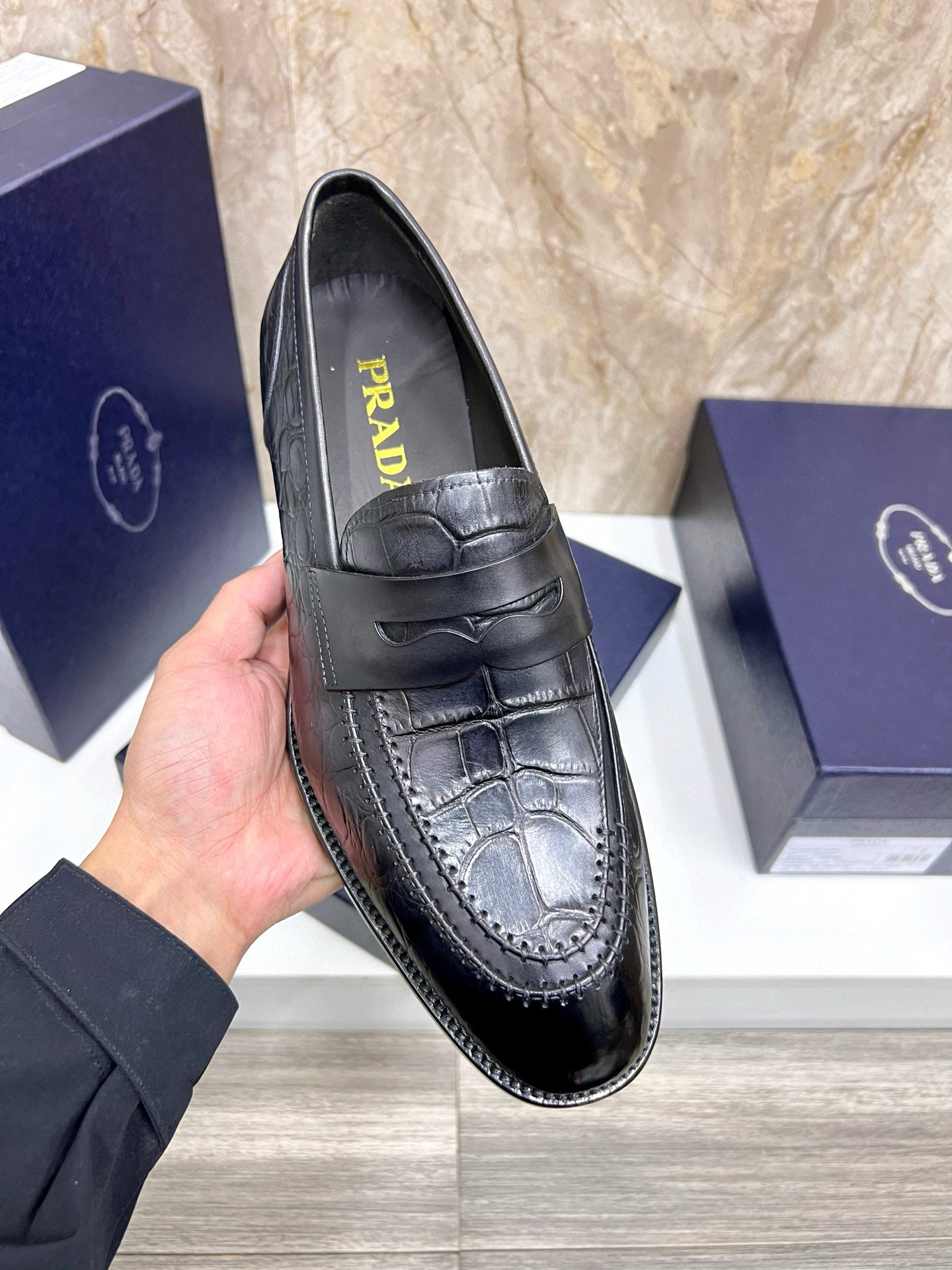 Лоферы мужские  Prada из натуральной кожи чёрного цвета с тиснением