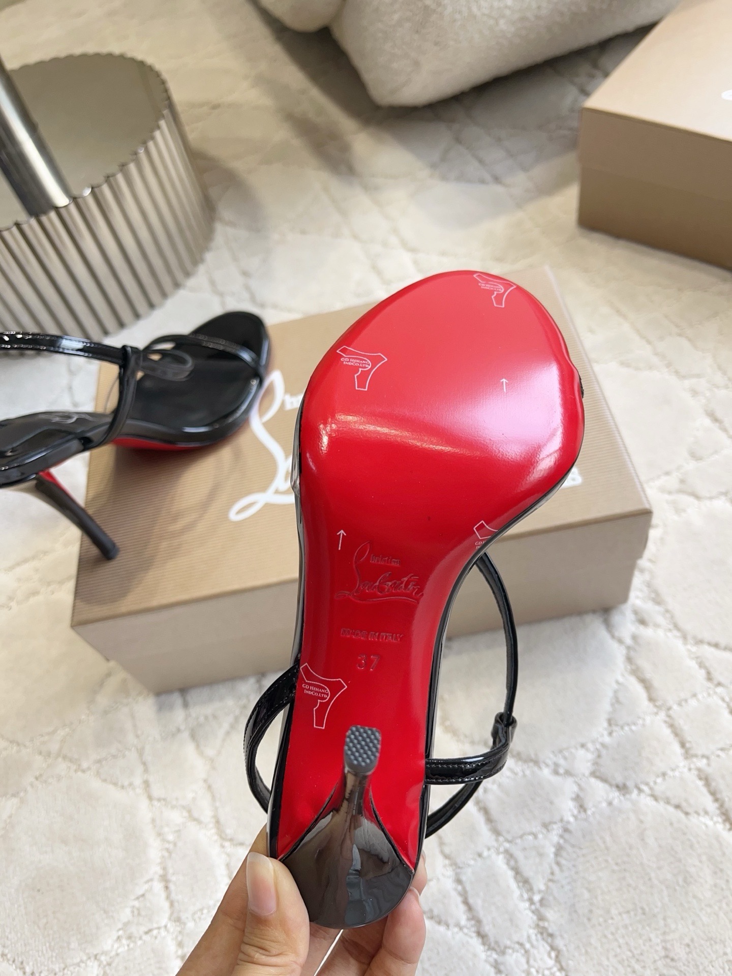 Босоножки женские в стиле Christian Louboutin So Kate черного цвета