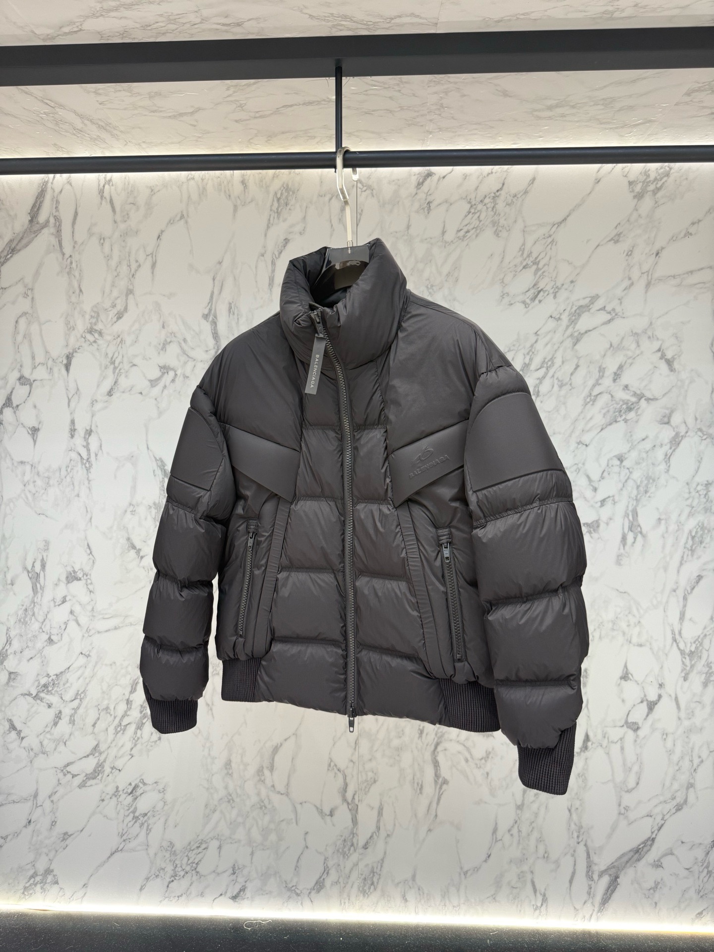 Пуховик мужской Balenciaga чёрного цвета с объёмной стёжкой и логотипом BB