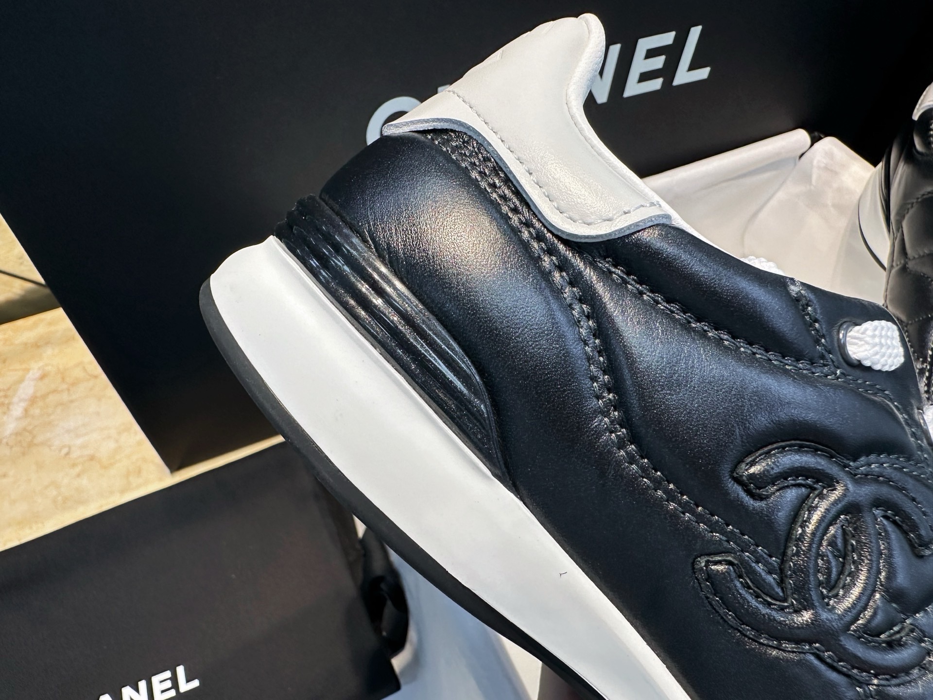 Кроссовки Chanel черного цвета с белыми вставками